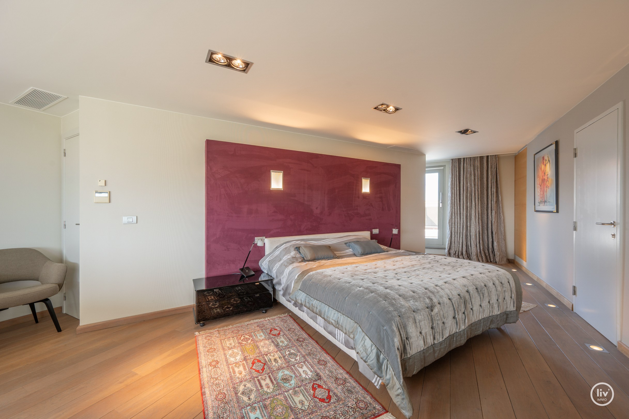 Dit magnifieke duplexappartement combineert uitzonderlijke volumes met adembenemende zichten over zowel de omliggende bossen als de zee. 