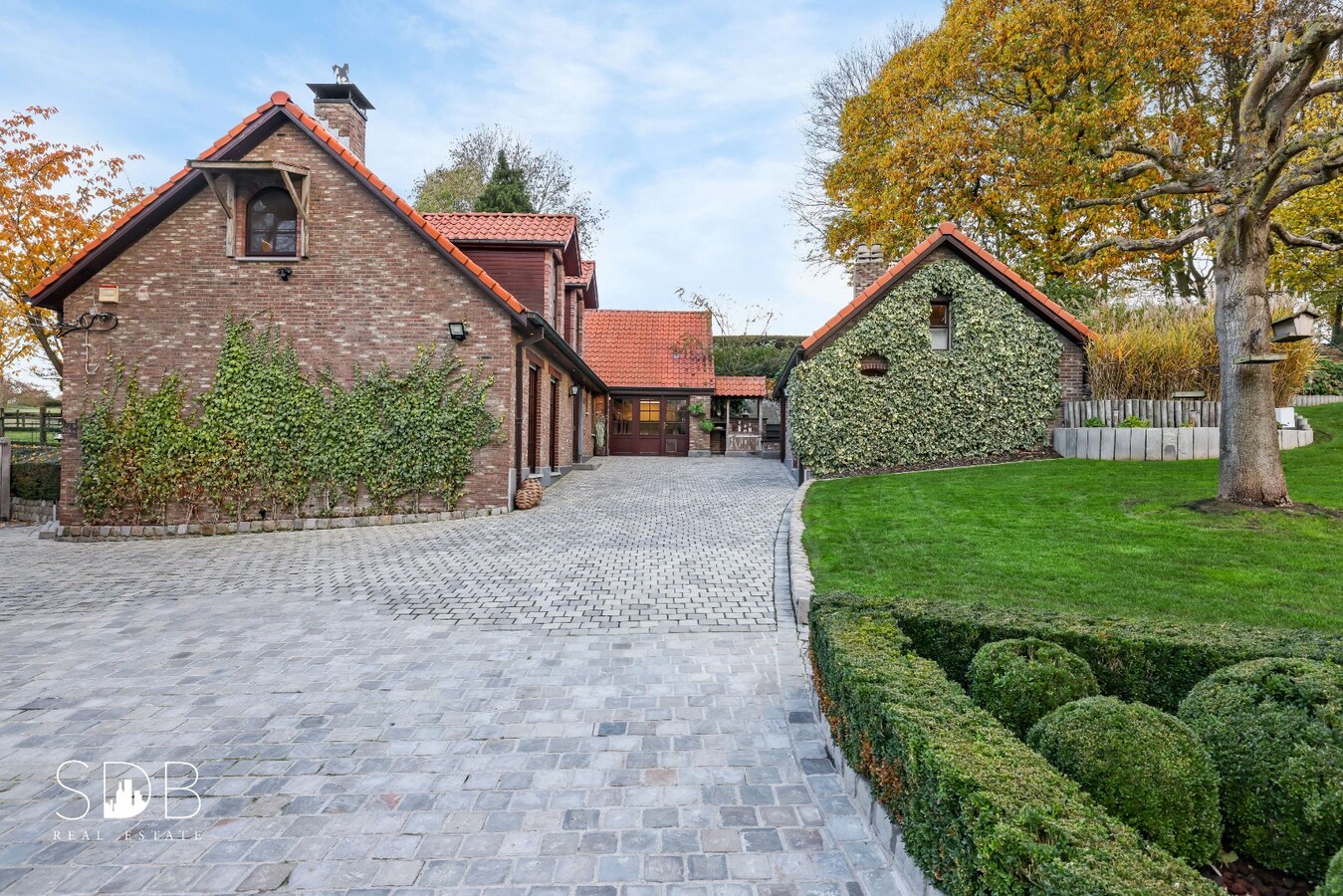 Landelijke villa met zwembad, paardenfaciliteiten en piste op circa 2 HA 