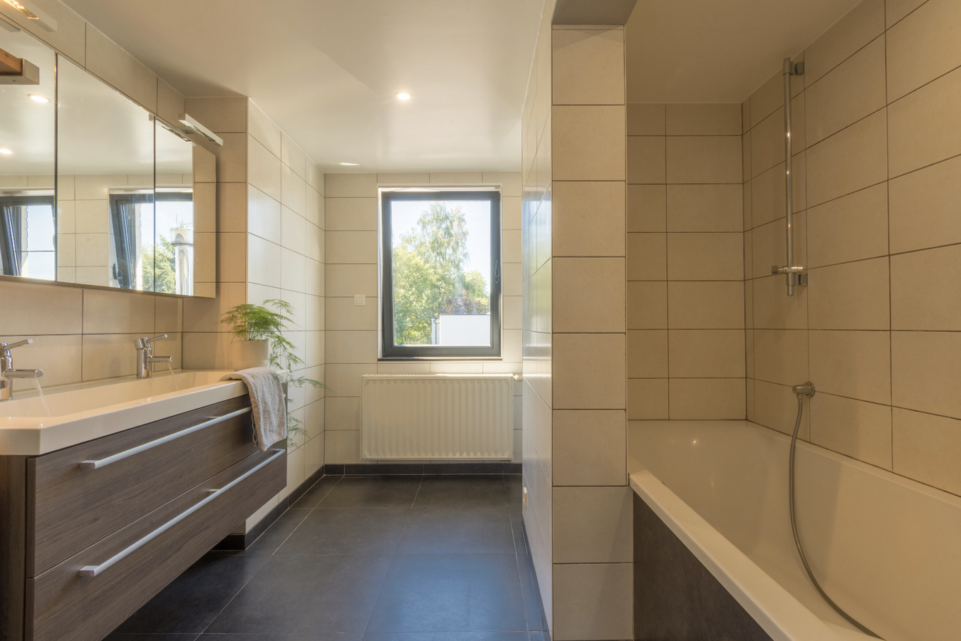 IN OPTIE Ruime en totaal vernieuwde woning in het dorp van Zaffelare 