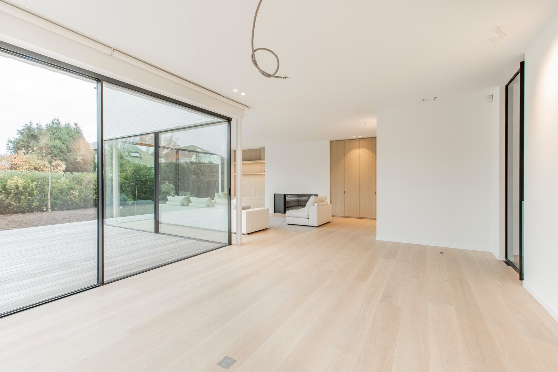 À LOUER : Villa de construction récente et élégante de 2021 alliant confort contemporain et grands volumes de vie, située dans un emplacement exceptionnel à proximité du centre de Knokke-Heist. 