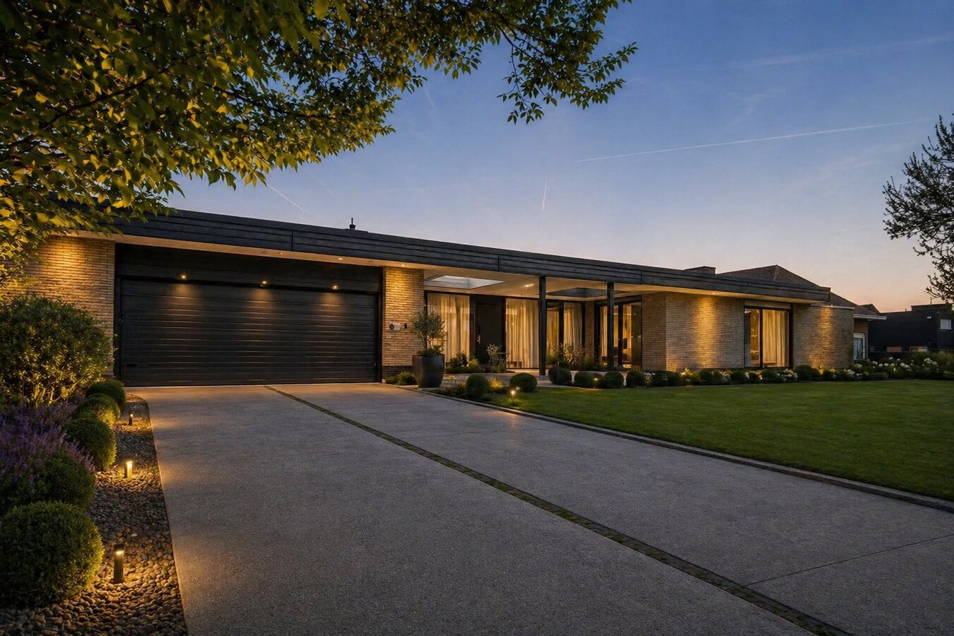 Unieke Villa te Roeselare op 2258m² met 28 zonnepanelen en 432m² bewoonbare oppervlakte! 