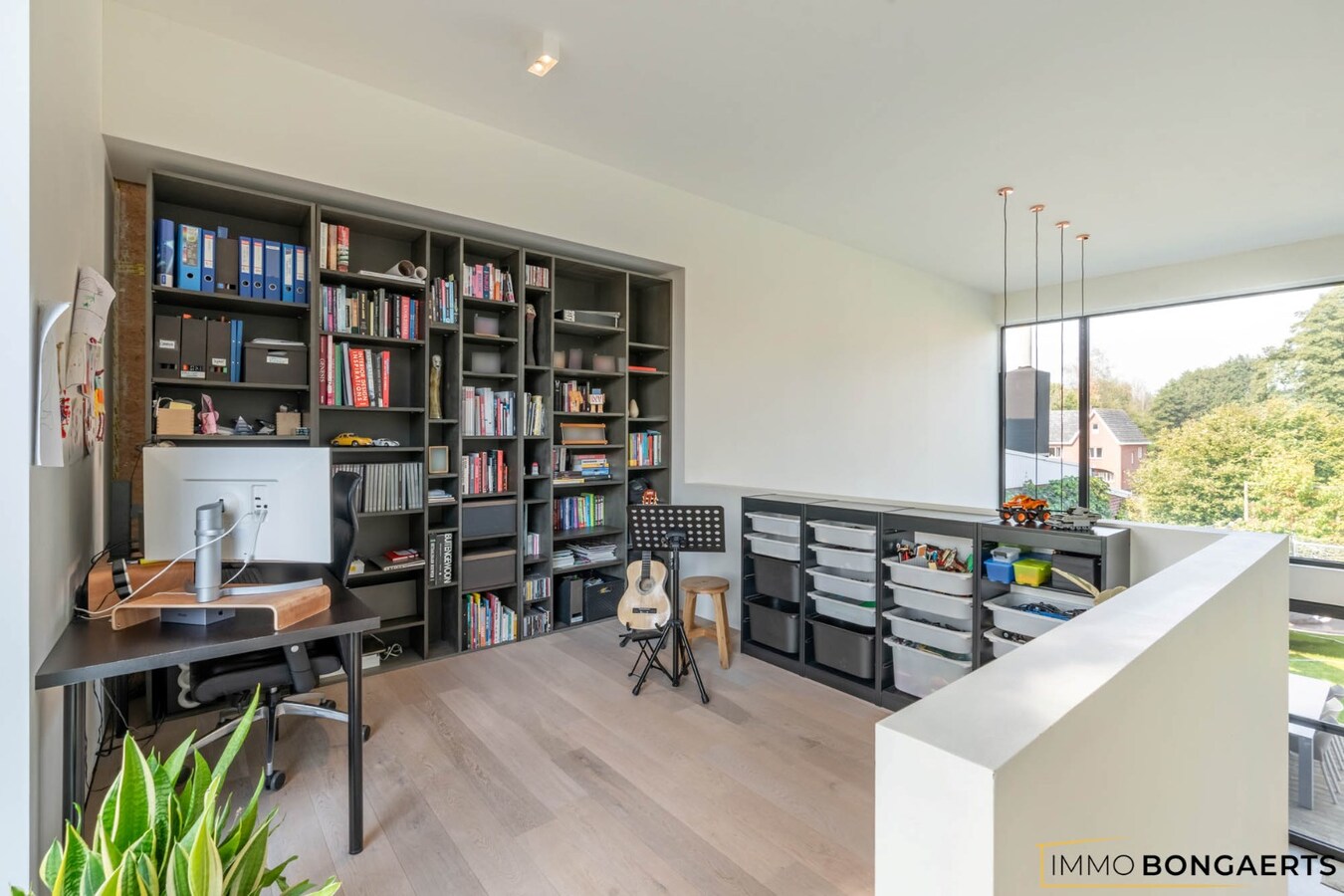 Ruime woning met garage, tuin en drie slaapkamers 