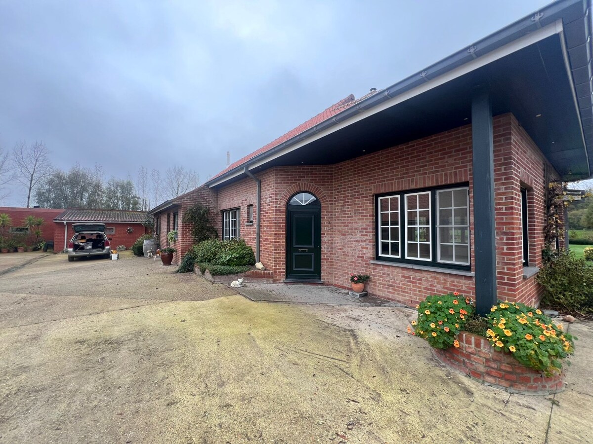 Landelijk gelegen woning, open bebouwing met prachtige tuin 