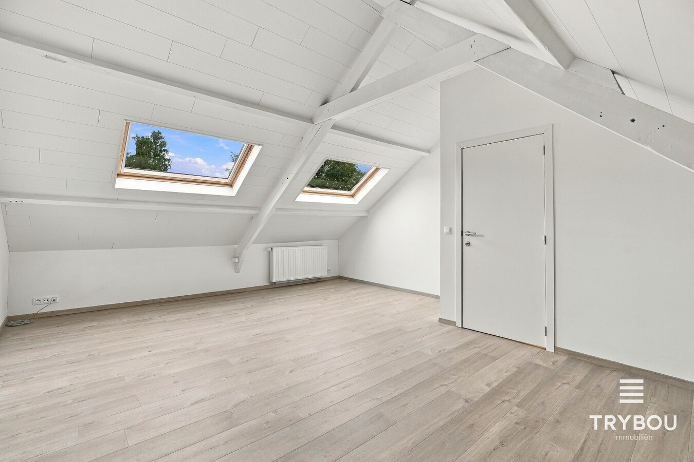Ruime rijwoning in het centrum van Ieper! 