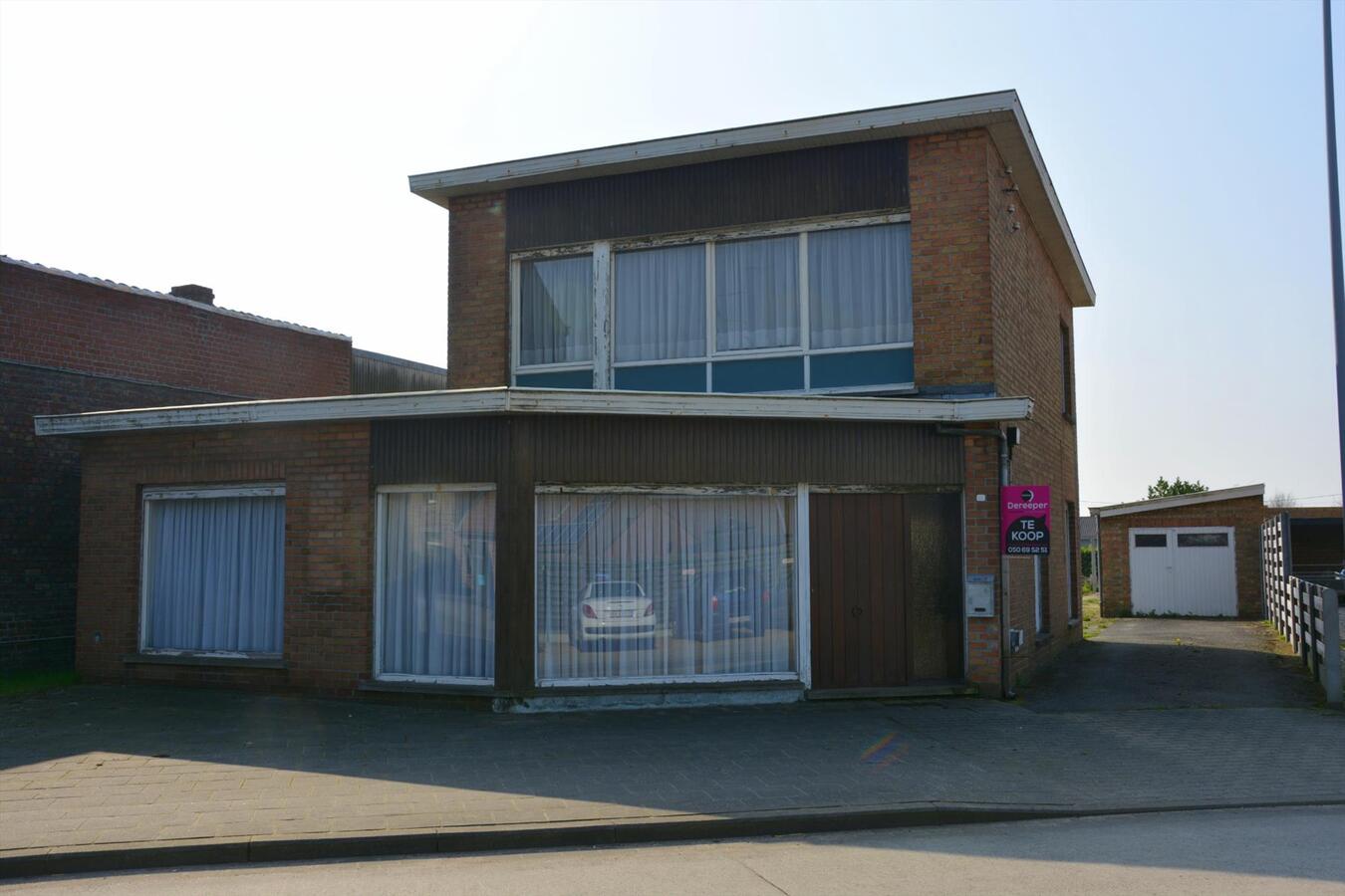 Op te knappen vrijstaande woning 