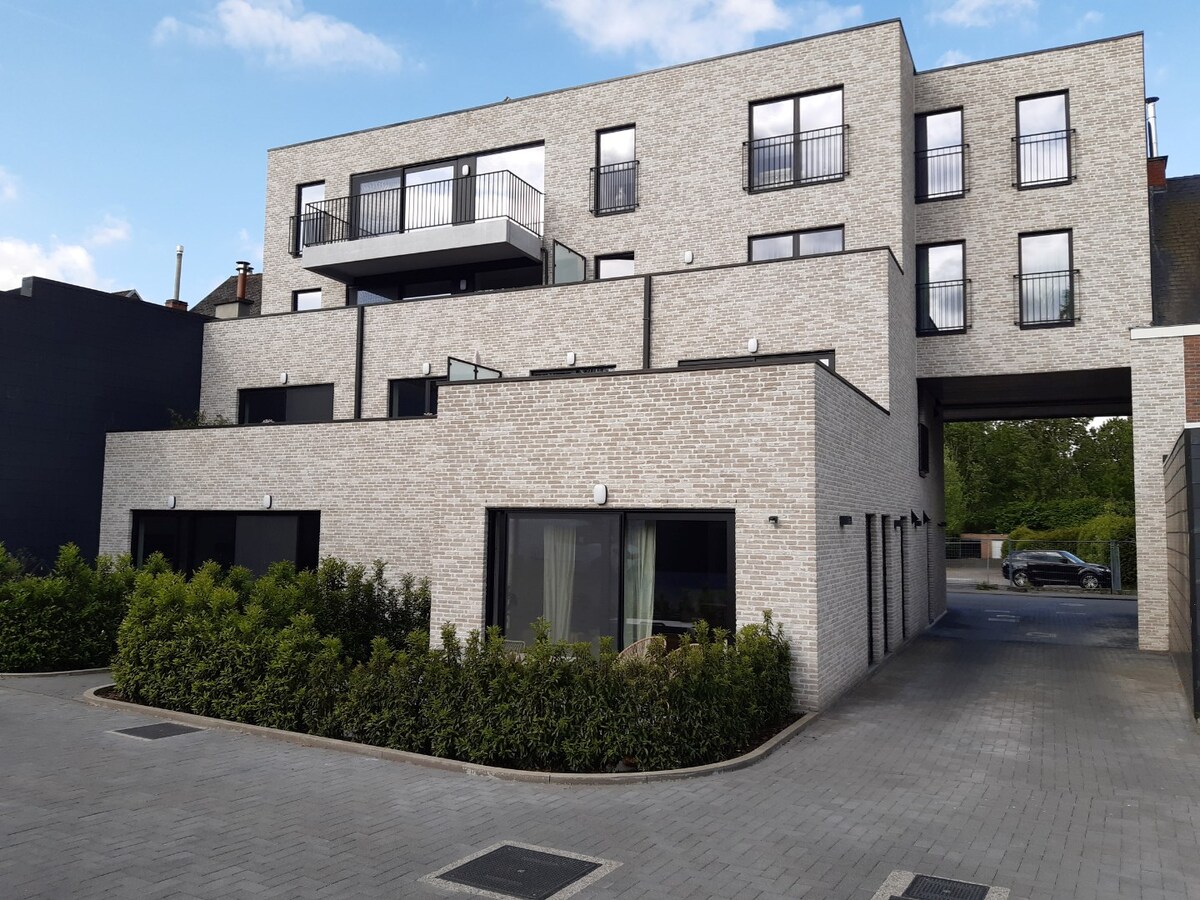 Gelijkvloers appartement met terras. 