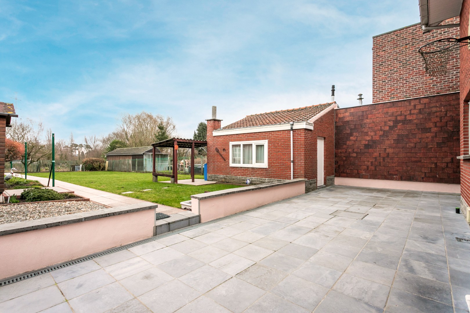 Woning  op 7a80, met 4 slpks, garage en ruime tuin 