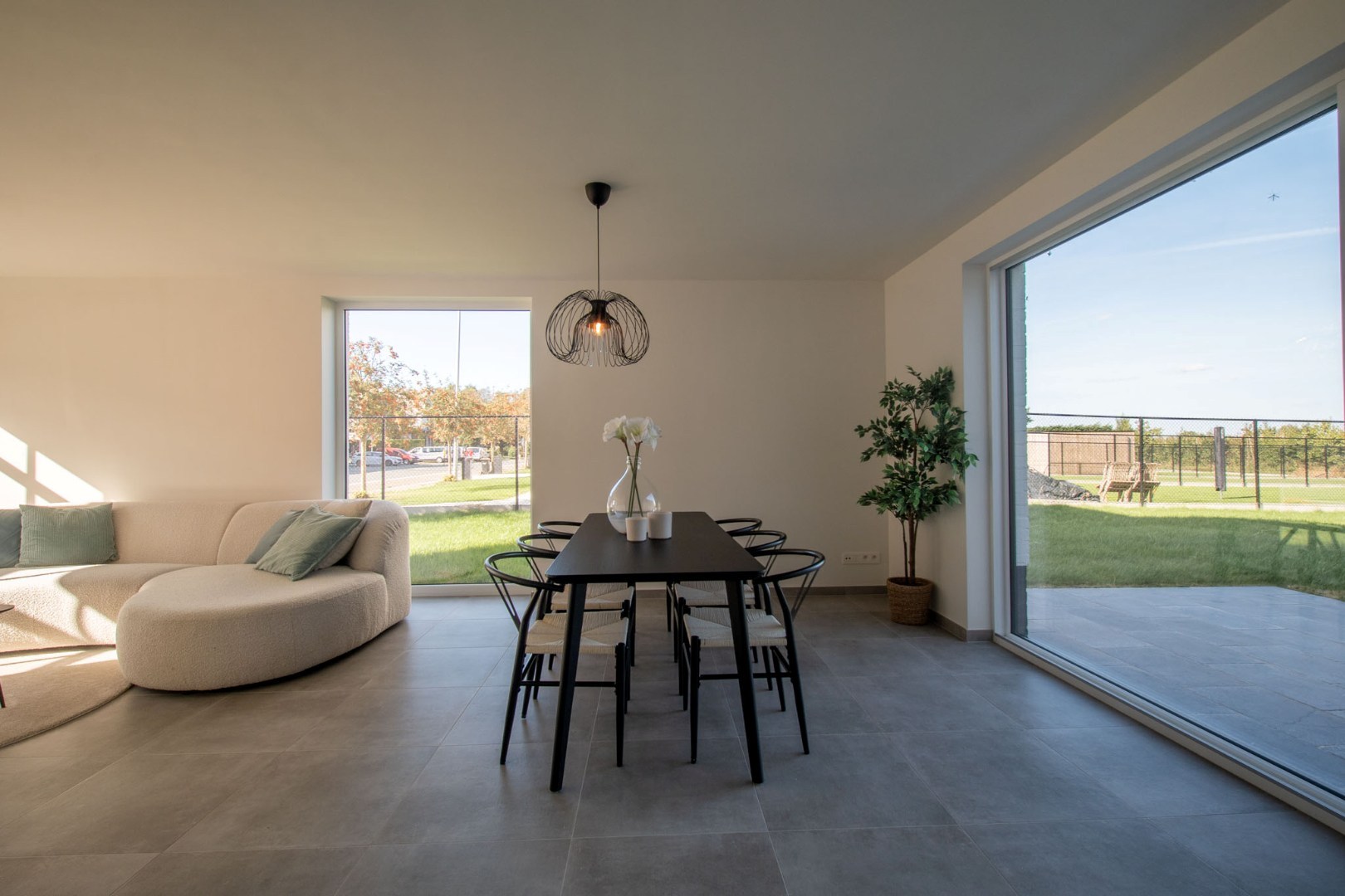 Stijlvolle en ruime nieuwbouwwoning met garage en tuin op 555 m² 