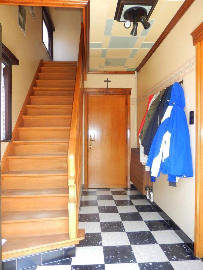 Instapklare woning met grote opslagplaats en 3 garages 