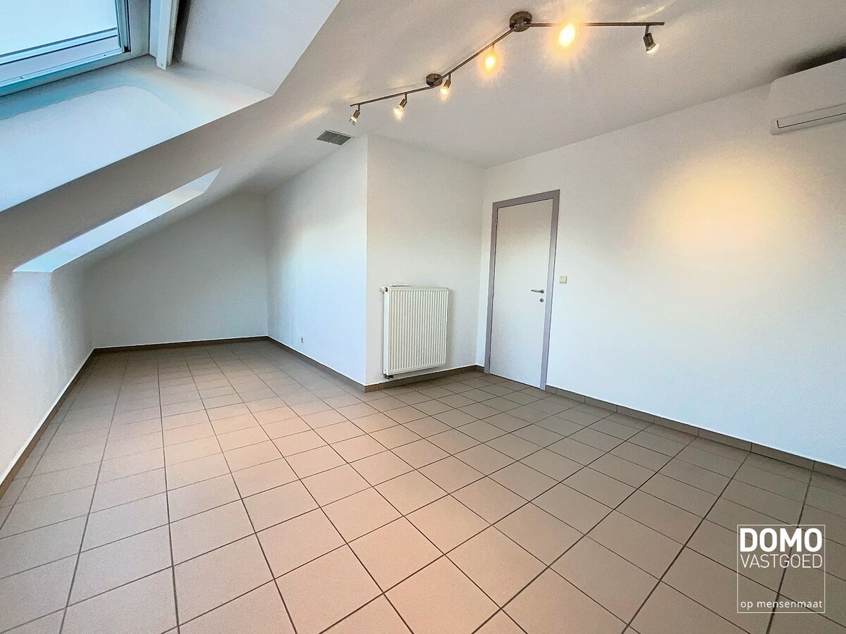 RUIM APPARTEMENT MET 3 SLAAPKAMERS EN GARAGE TE TUILT 