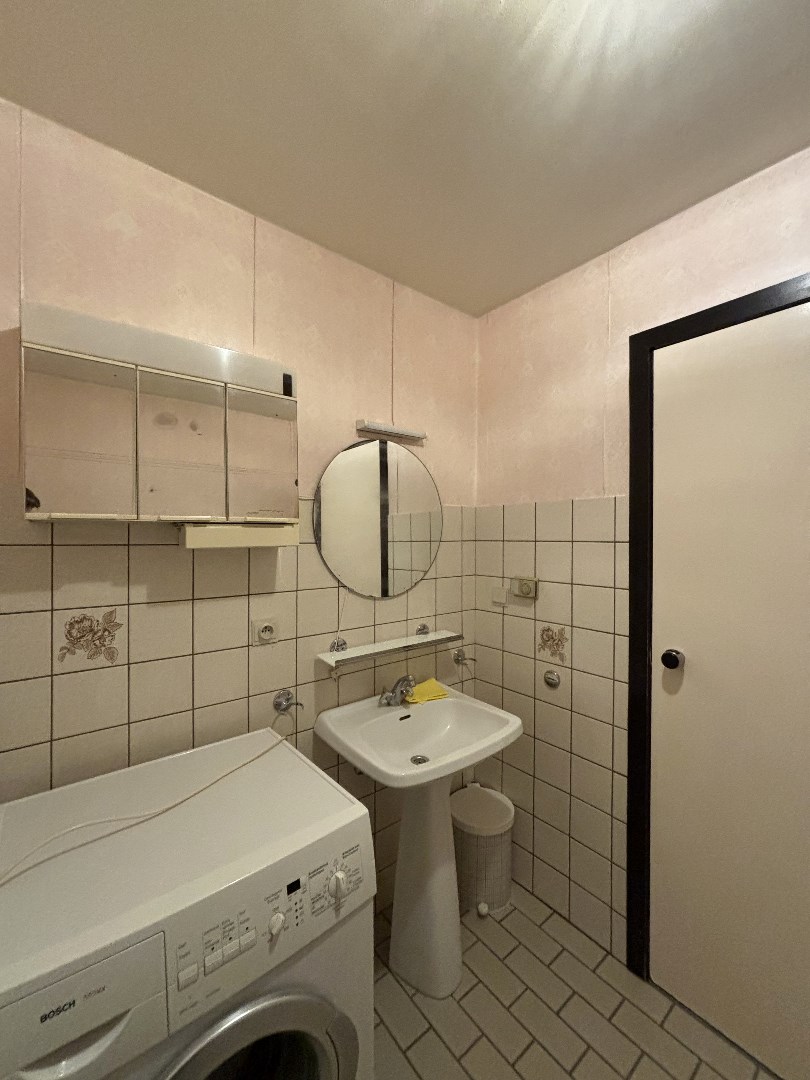 Deels te renoveren appartement met 2 slpk. gelegen in het centrum van Leopoldsburg 