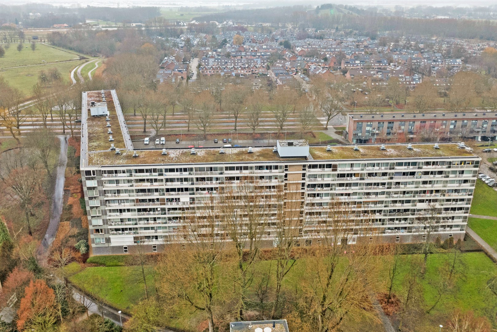 Dit lichte 4-kamer appartement op de 4e verdieping, met 3 slaapkamers, keurige keuken, balkon op het zuiden en berging in de onderbouw is gelegen in de populaire wijk "Ommoord". 