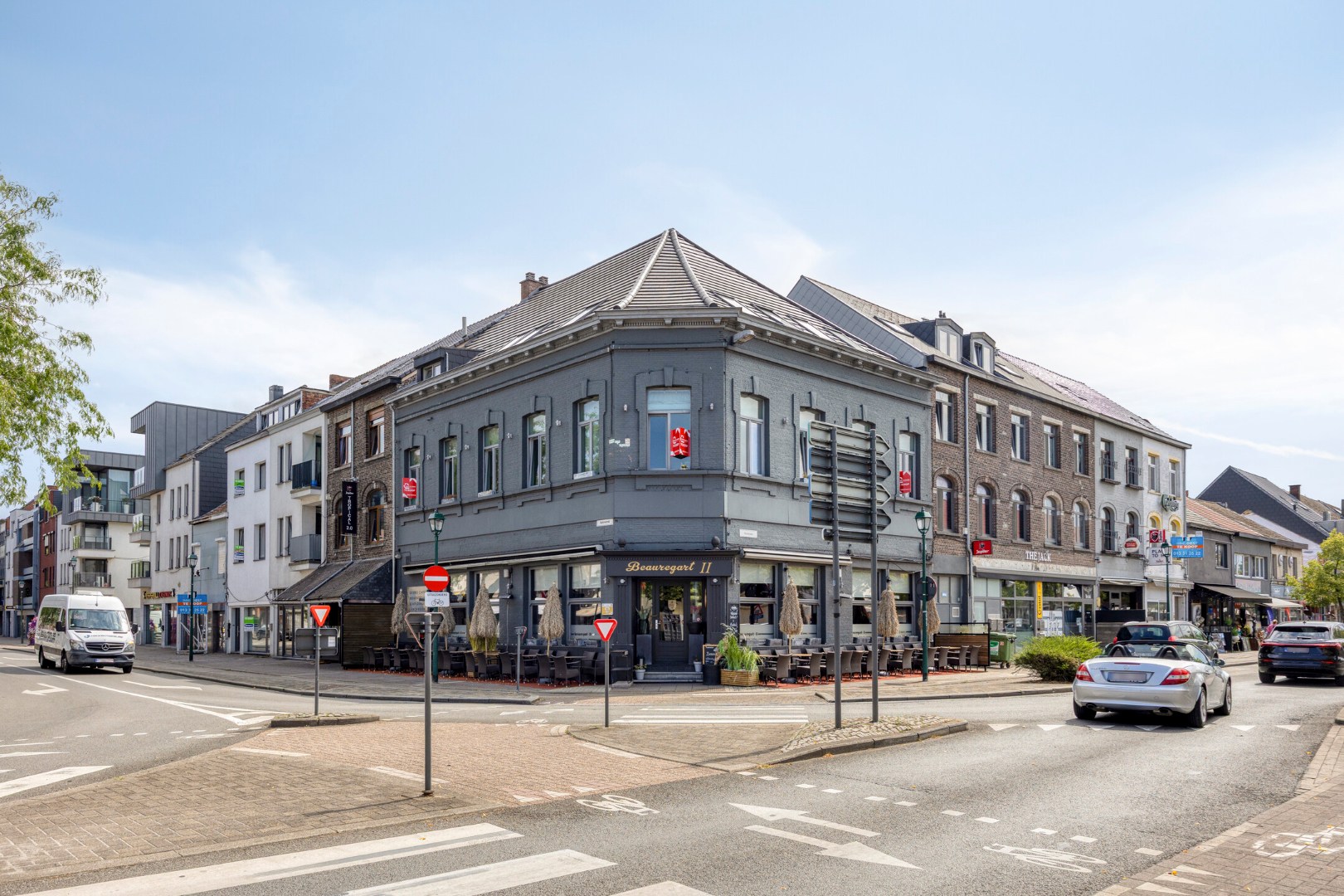 Handelshuis met horecazaak, 2 appartementen en luxueuze loft op toplocatie in Leopoldsburg 