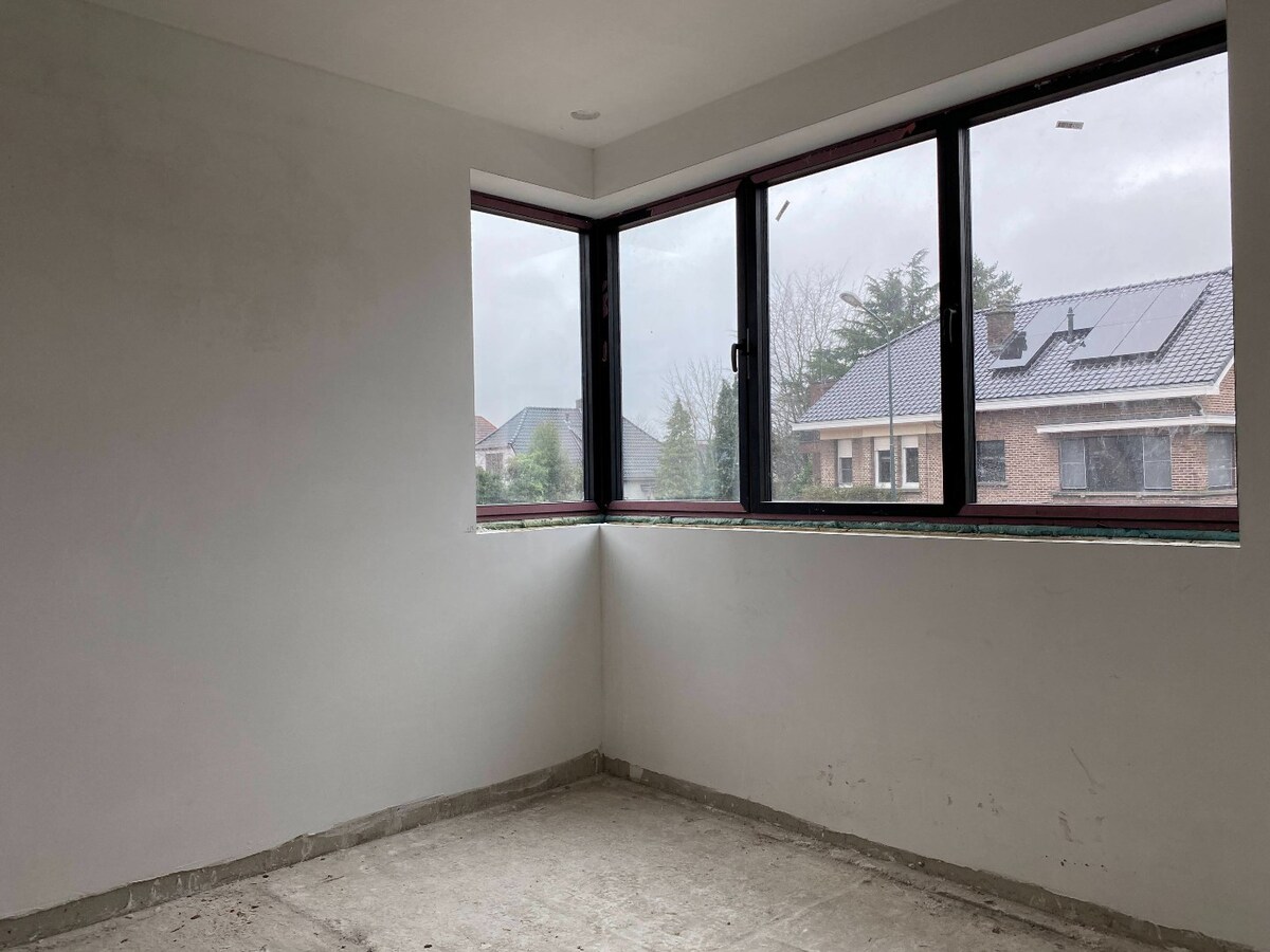 Luxueus én energieneutraal nieuwbouw villa-appartement  van 168 m² met 3 slaapkamers + 2 ondergrondse staanplaatsen + ruime kelder in kleine residentie te Schilde 