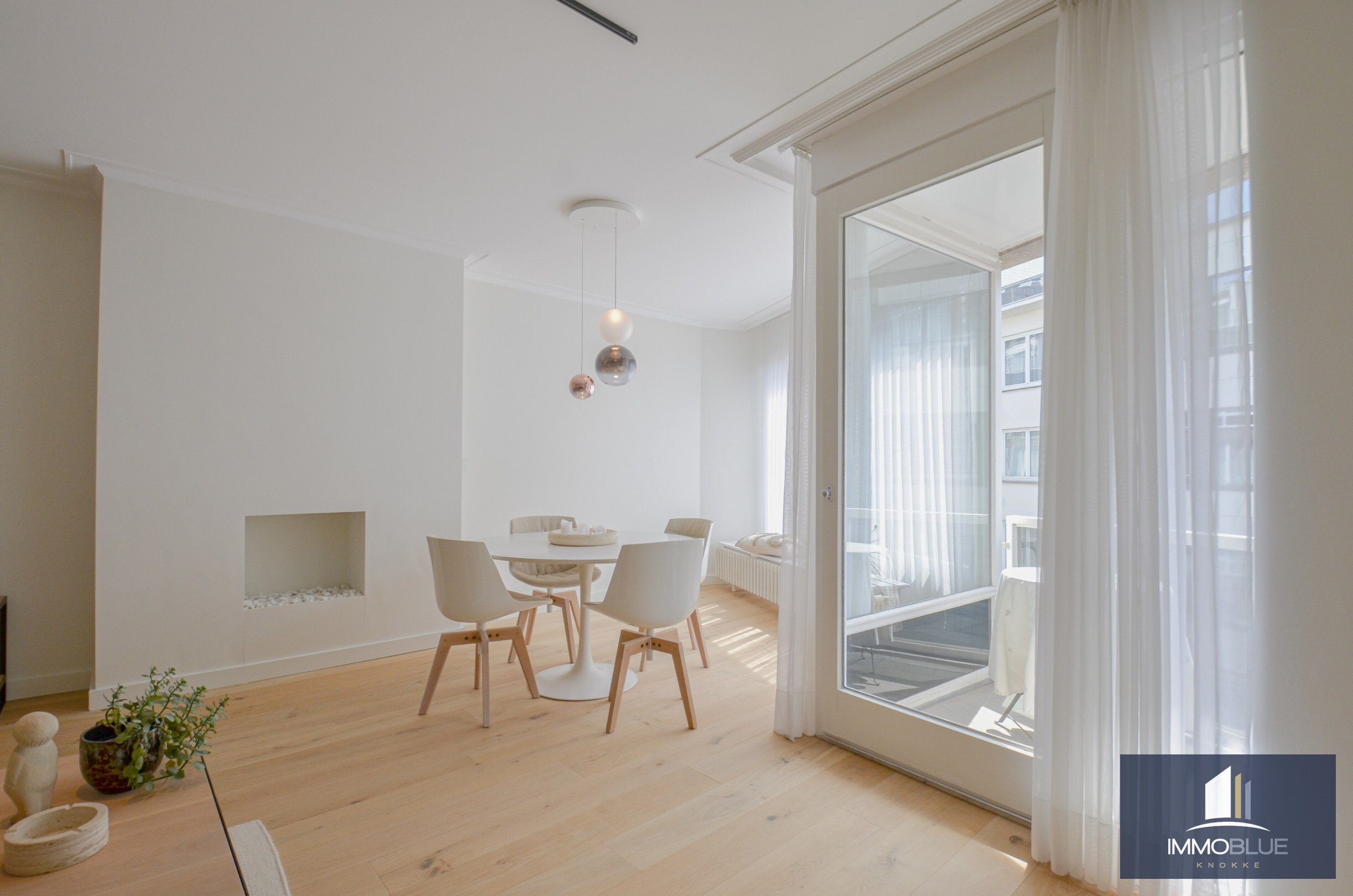 Stijlvol en volledig gerenoveerd appartement op wandelafstand van zee en het commerciële centrum. 