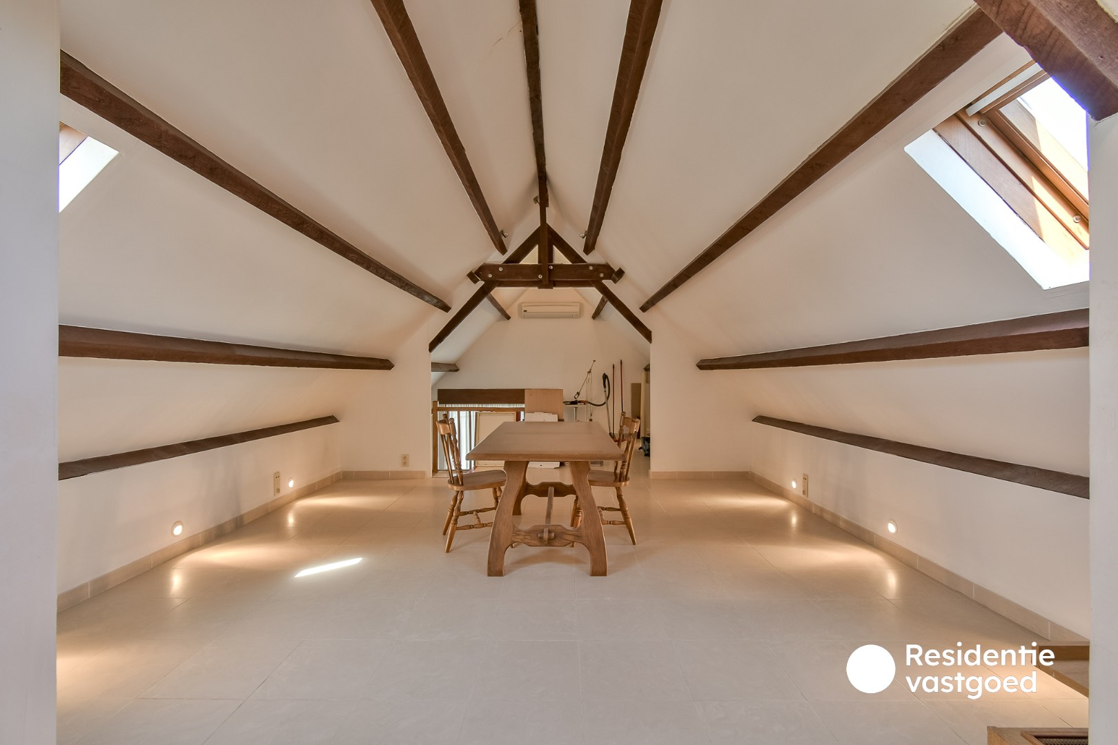 Verrassend ruime woning met unieke indeling en veel potentieel in Torhout! 