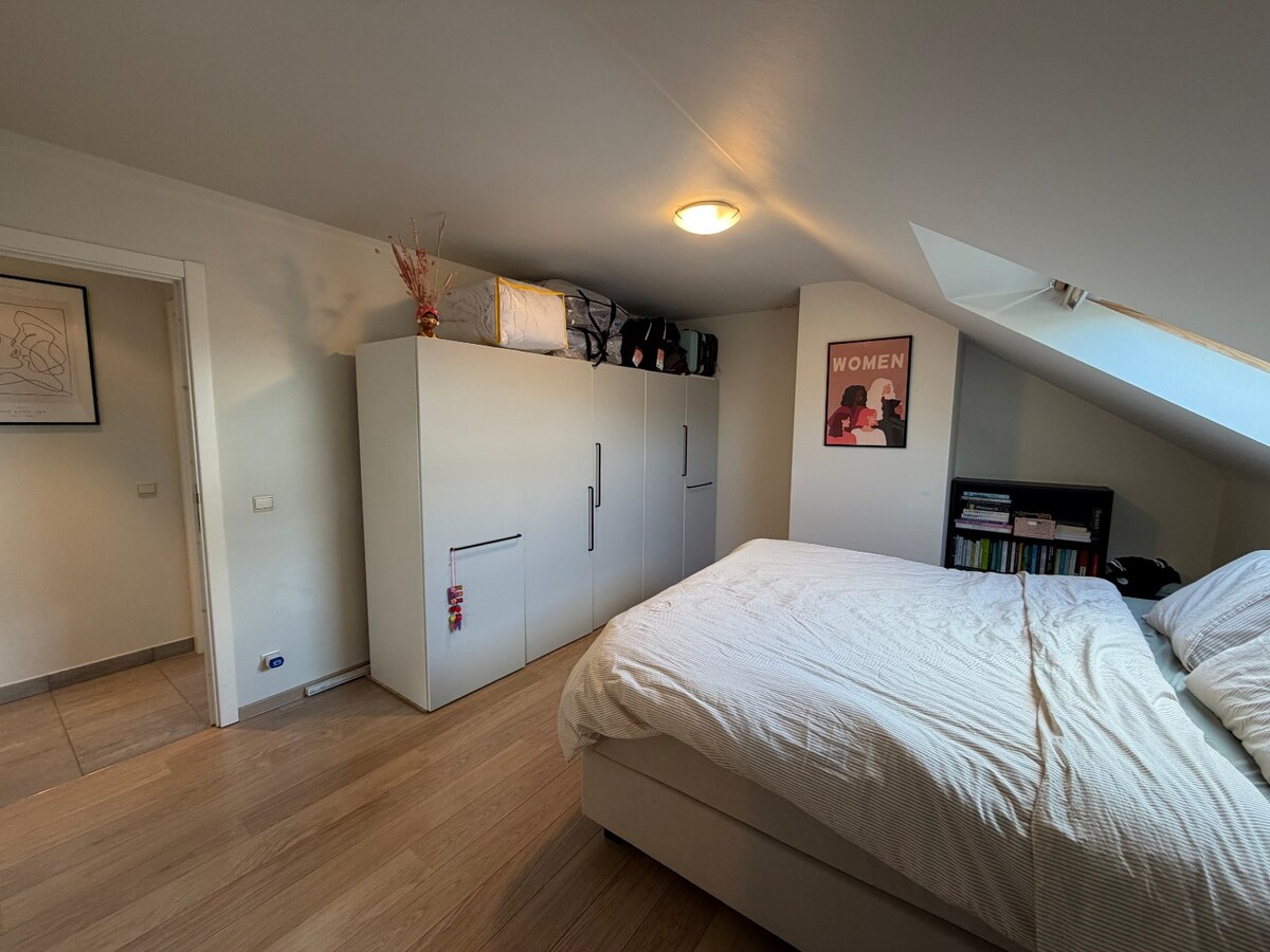 Ruim en lichtrijk dakappartement te Asper. 