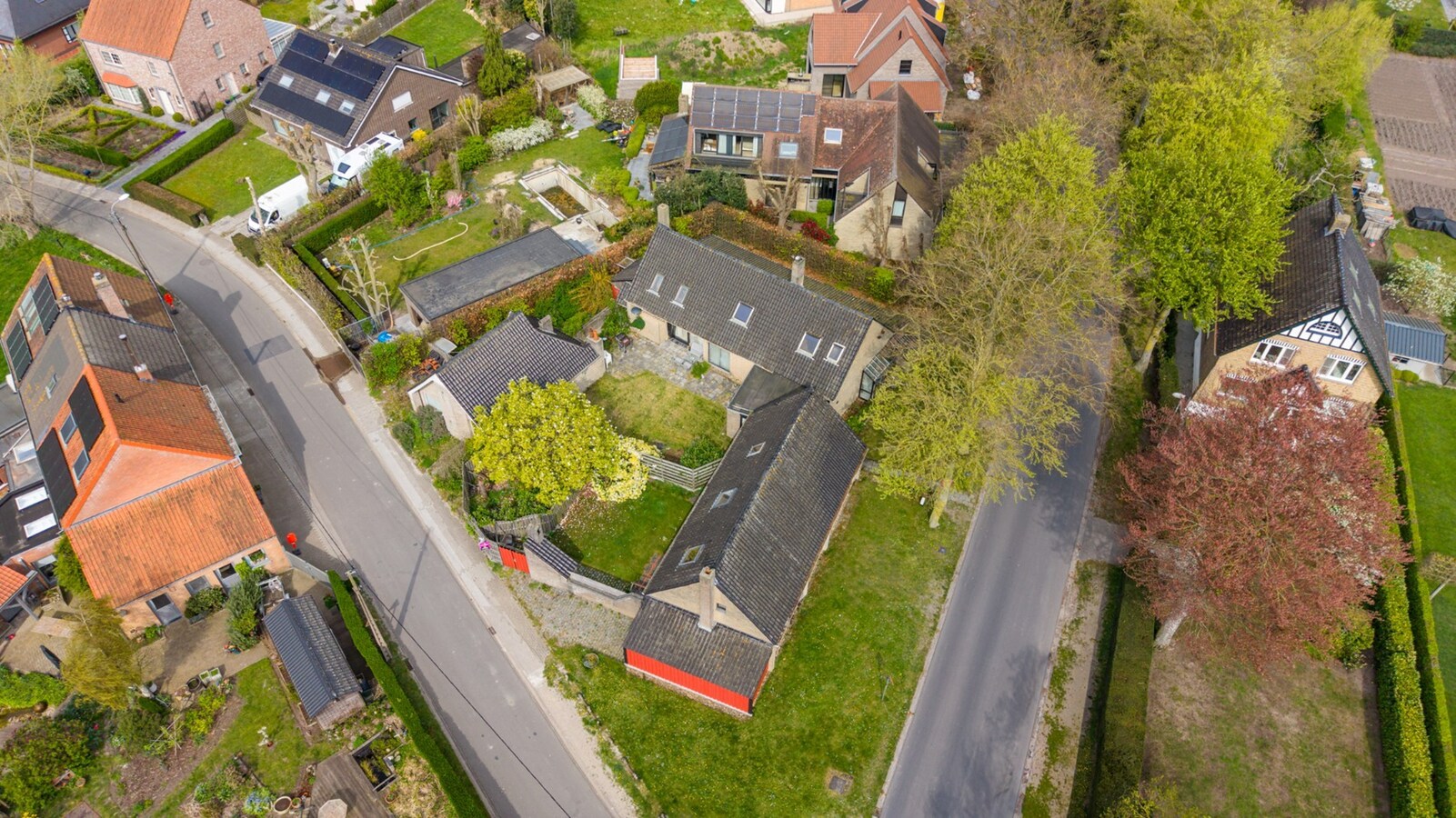 Ruim perceel van 955 m² met twee gekoppelde woningen – perfect voor kangoeroewonen in Gistel 