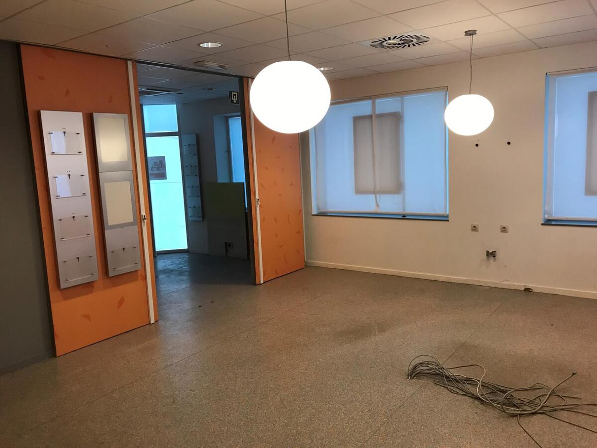 Commercieel gelegen, voormalig bankgebouw 