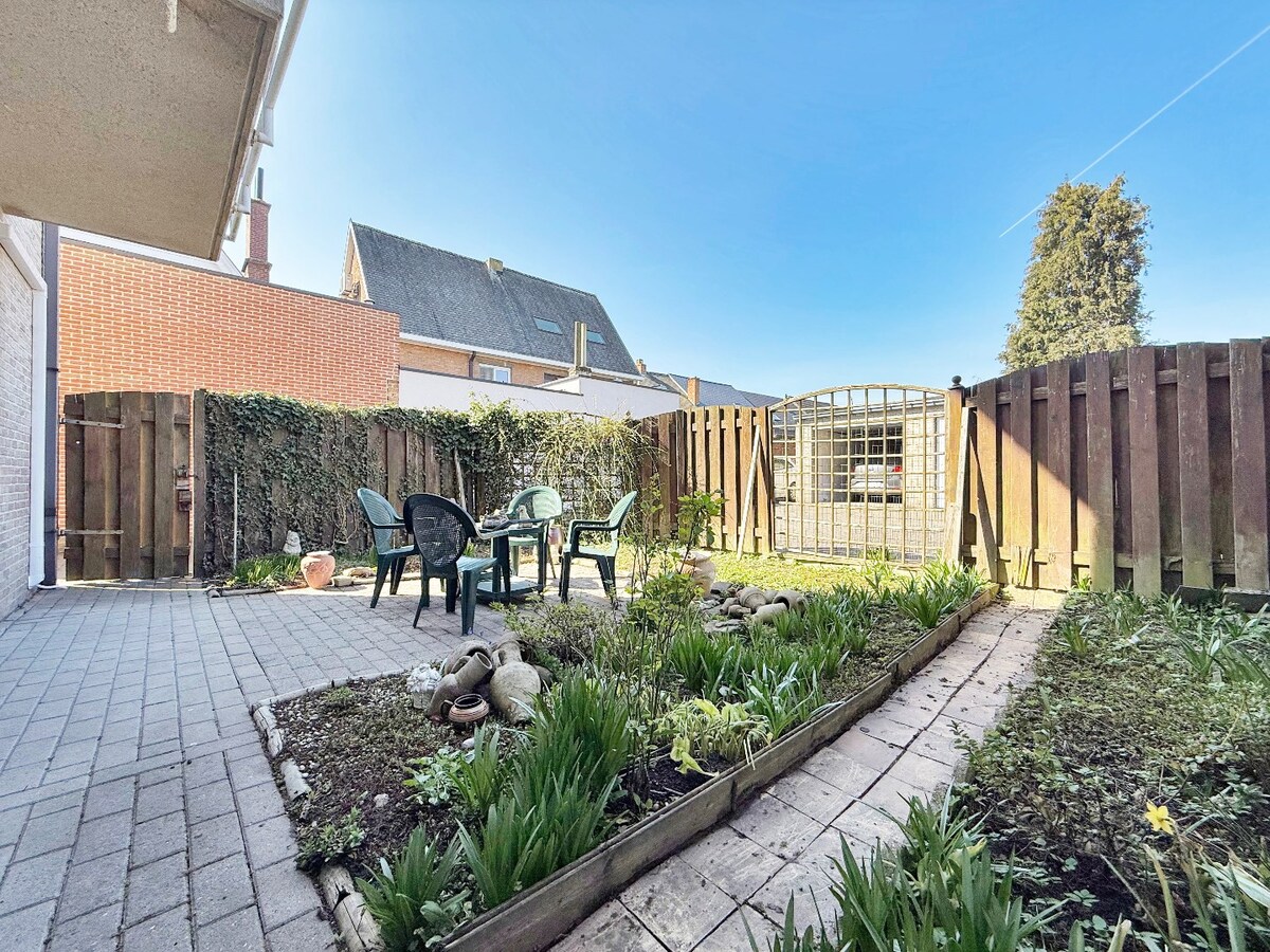 Energiezuinig gelijkvloersapp. met tuintje en garage te centrum Wetteren 