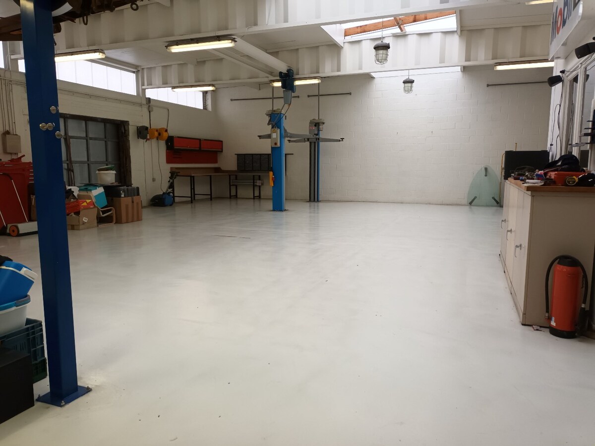 Atelier/opslagplaats, gunstig gelegen te Kuringen 