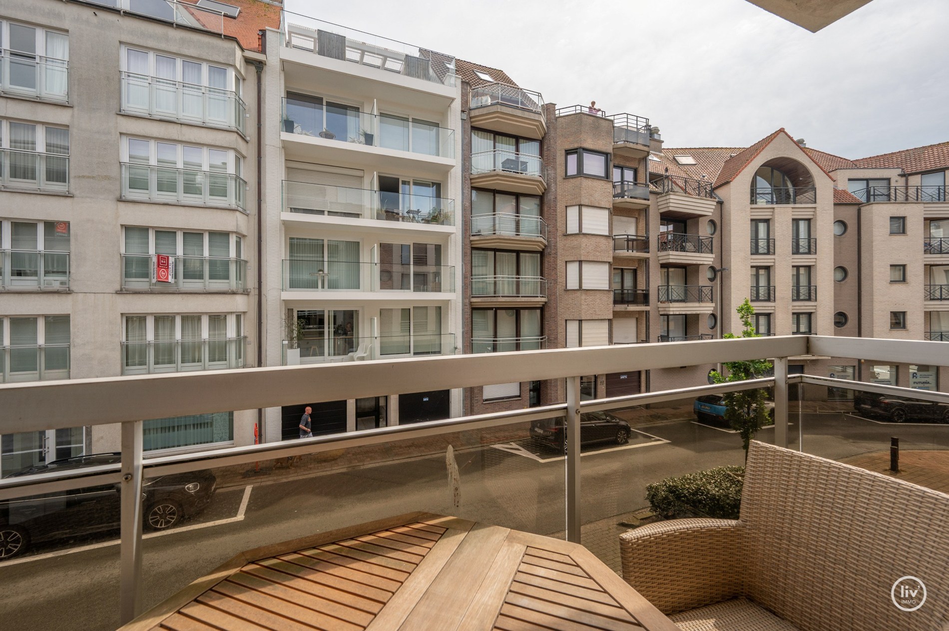 Appartement spacieux et prêt à emménager avec 3 chambres, très bien situé à proximité des commerces de l'avenue Dumortier et de l'a 