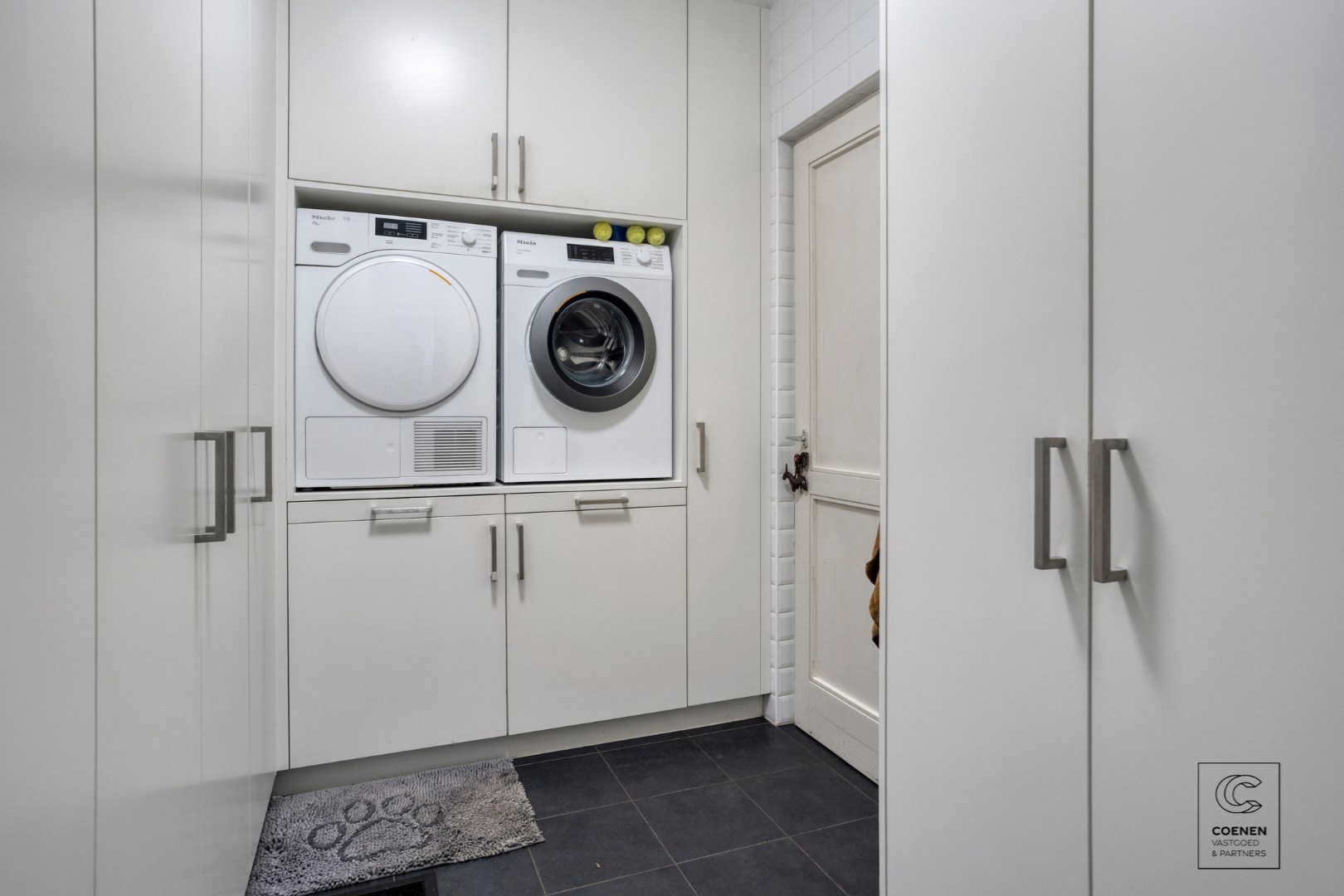 Prachtige woning met een bew. opp. van 302 m², 6 slpk, 3 bk en prachtige tuin met zwembad 