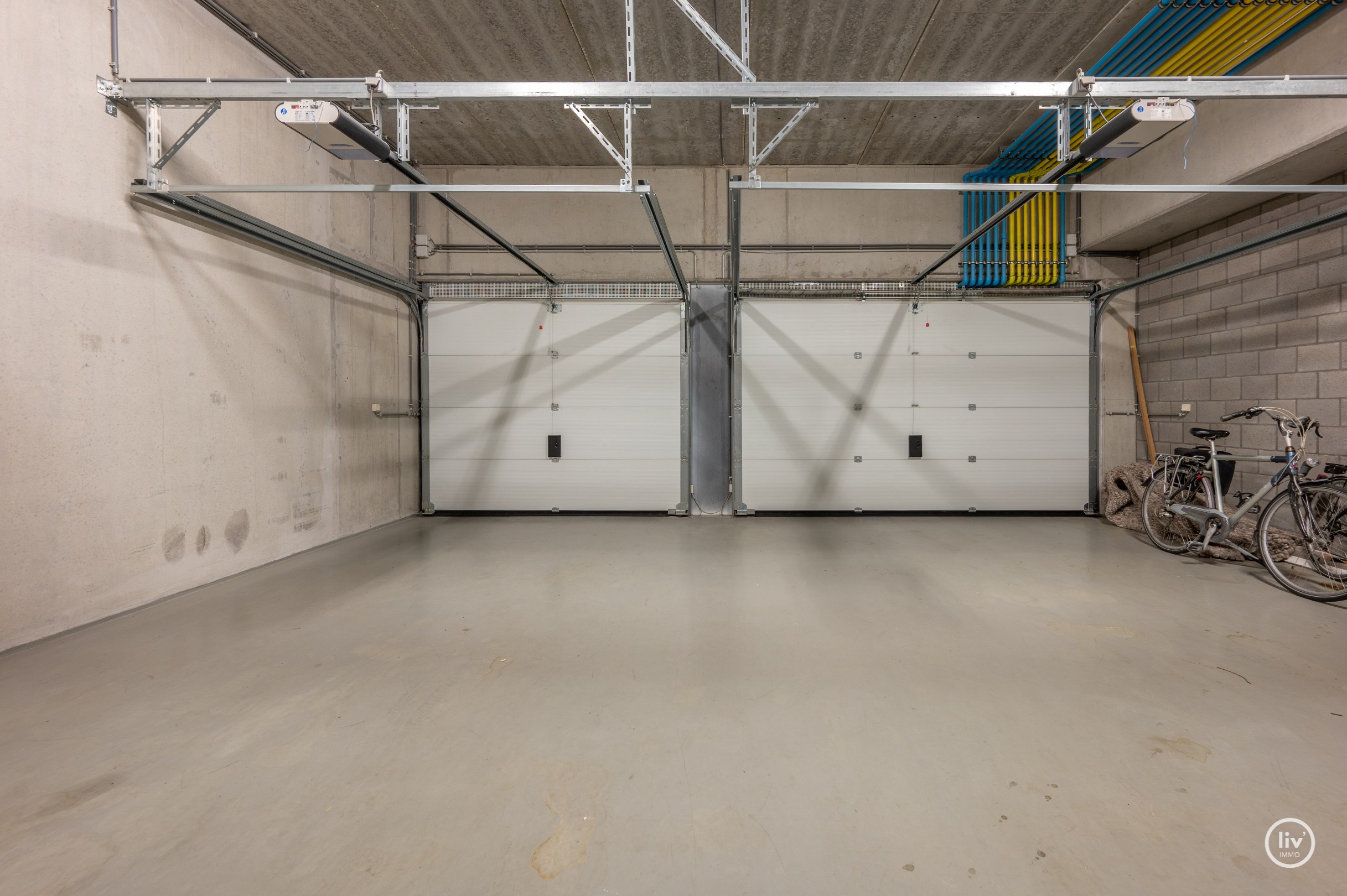 Breed en luxueus afgewerkt tuinappartement met wijde zichten op het meer. 