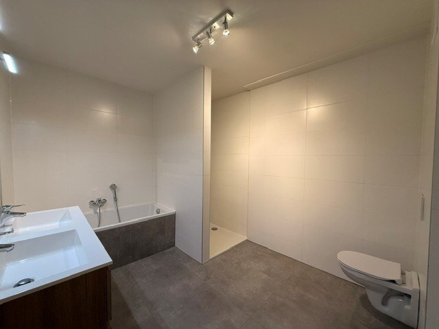 Luxe duplexappartement te huur in het hart van Maaseik, met lift, 2 slaapkamers en 2 terrassen. 