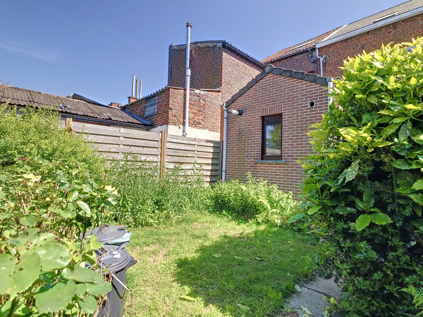 Centraal gelegen woning met twee ruime slaapkamers, zonnige tuin en droge kelder - EPC 252 kWh/m² - bewoonbare oppervlakte van 143 m² 