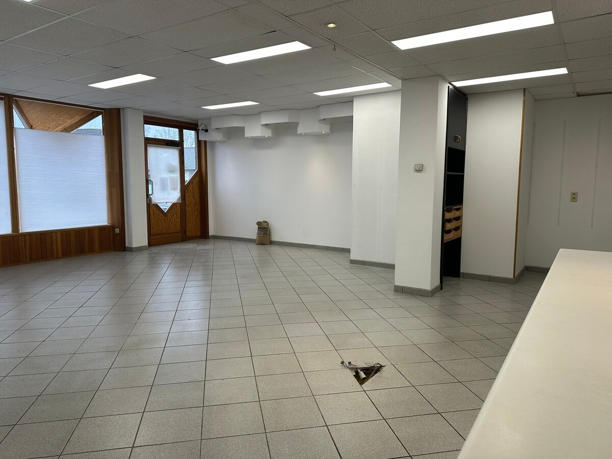 Commercieel gelijkvloers met  mooie etalage, en privé parking 