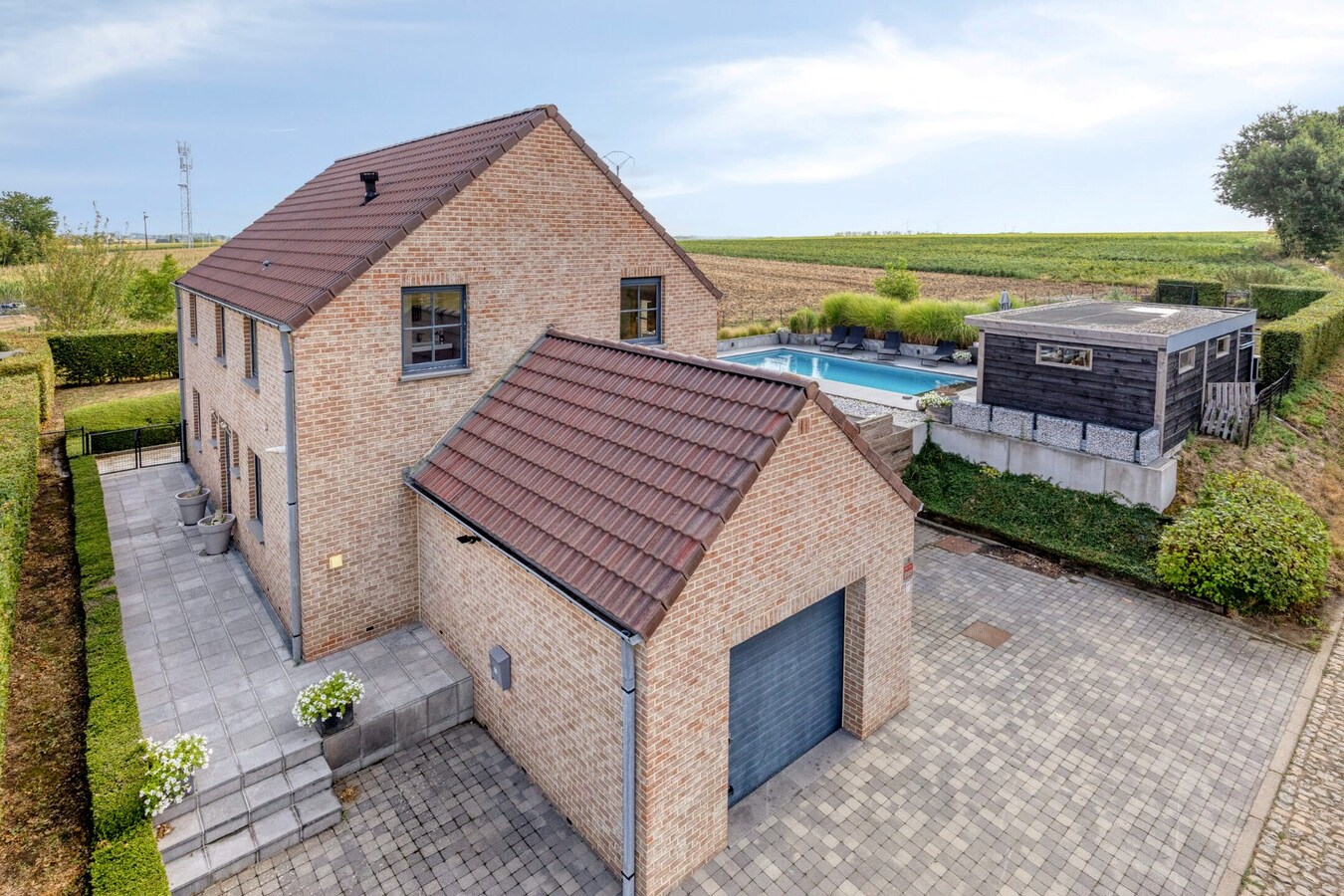 Exclusieve VILLA met zwembad en poolhouse te Piétrain - PEB energielabel B 