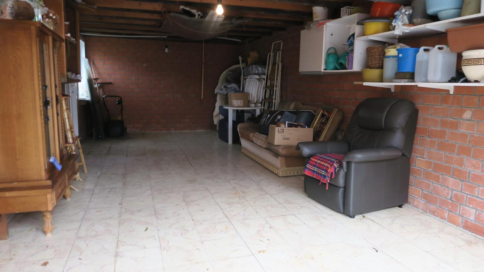Degelijke halfopen woning met ruime vrijstaande garage 