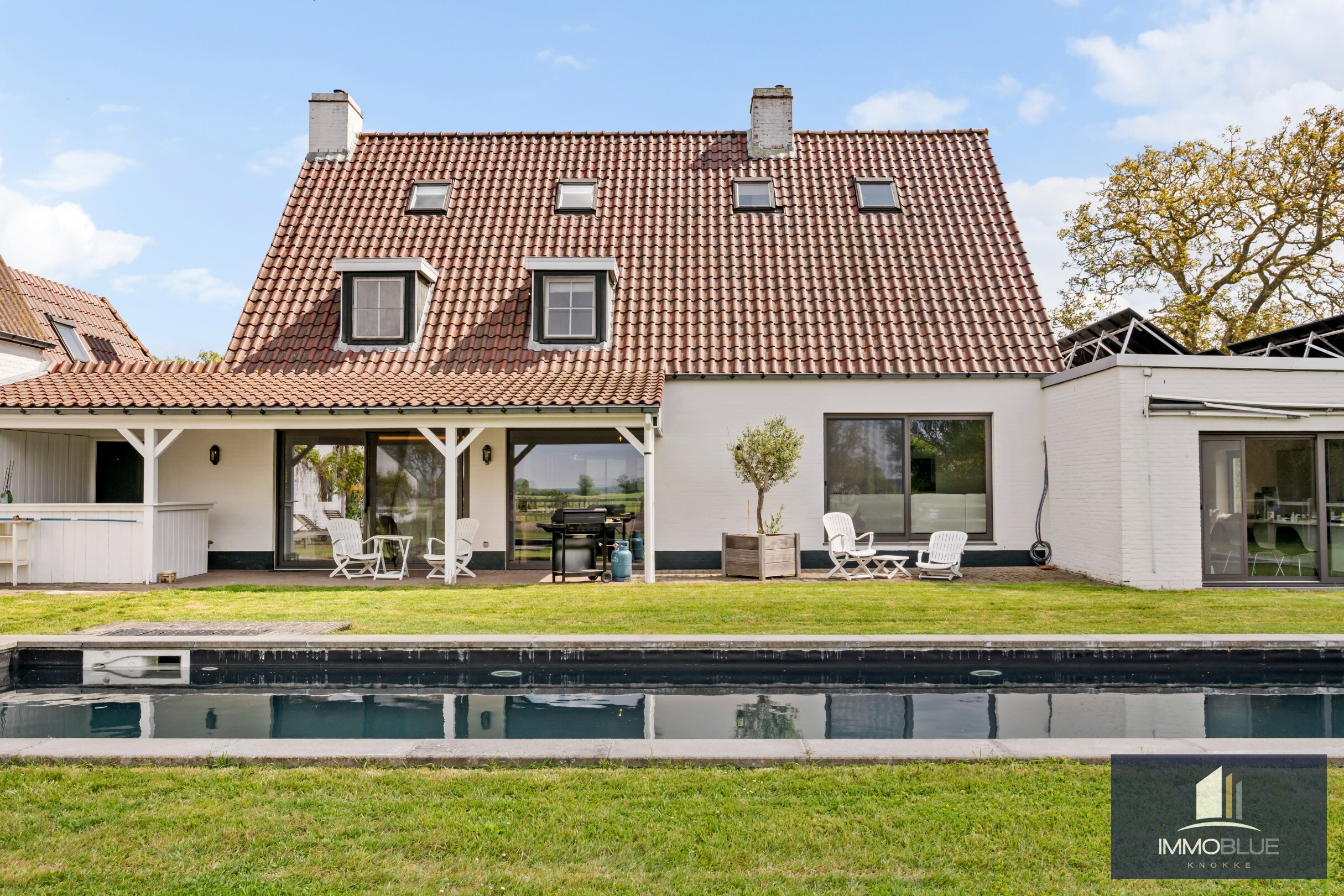 Domaine idylliquement situé avec maison rénovée, espace professionnel et installations équestres étendues. 