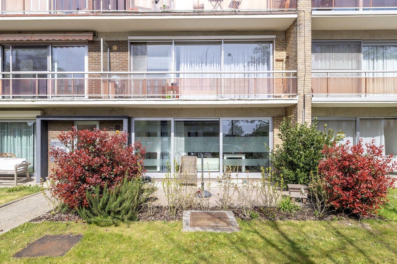 Instapklaar gelijkvloers met 2 slpks en garagebox 