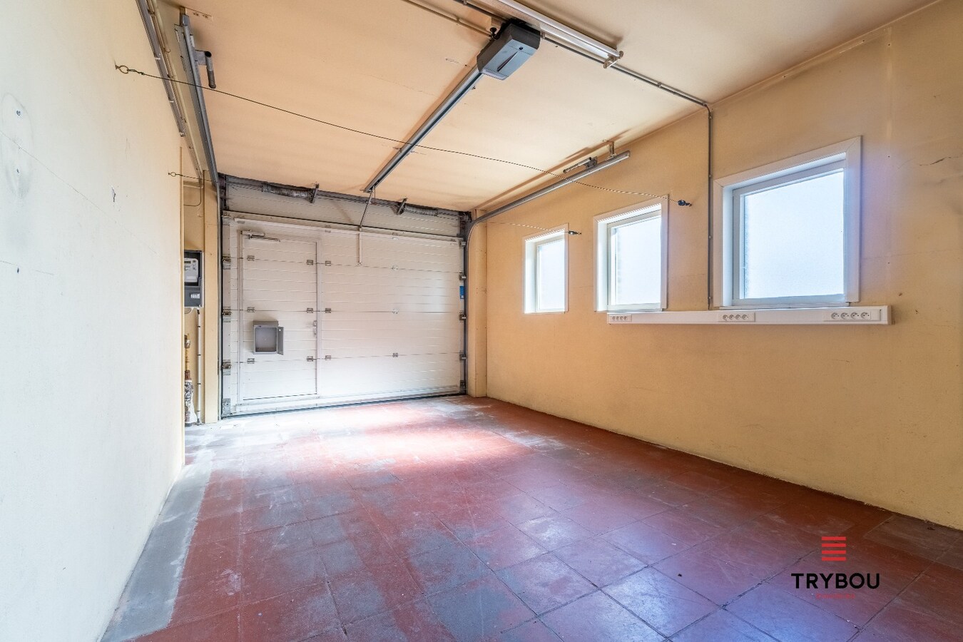 Gelijkvloerse woning met 2 garages in het centrum van Houthulst 