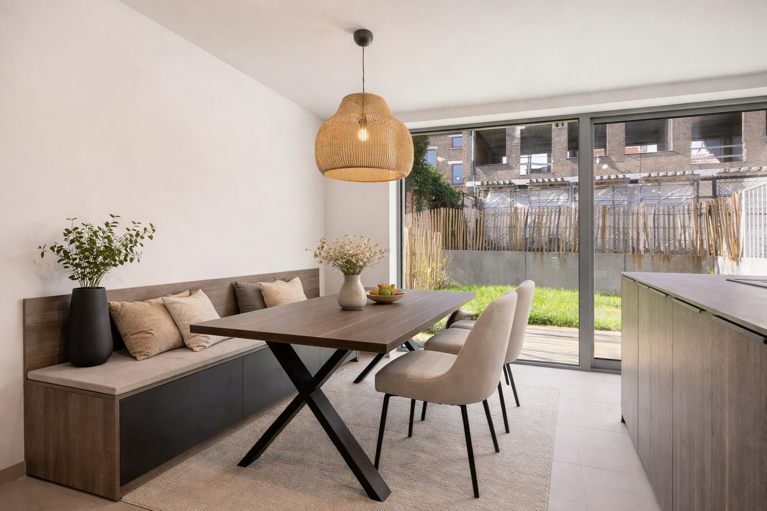 Instapklare woning met zeer goede afwerking, 3 slaapkamers, 3 badkamers, tuin, terras en autostaanplaats in het centrum van Tienen – EPC 27 kWh/m² - bewoonbare opp. 172 m² 