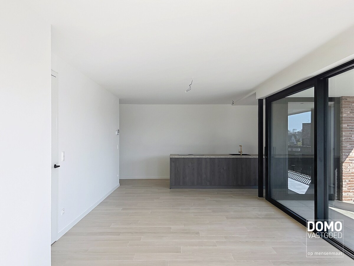 RUIM APPARTEMENT MET PRACHTIG TERRAS, LIFT EN GARAGEBOX IN CENTRUM KERMT 