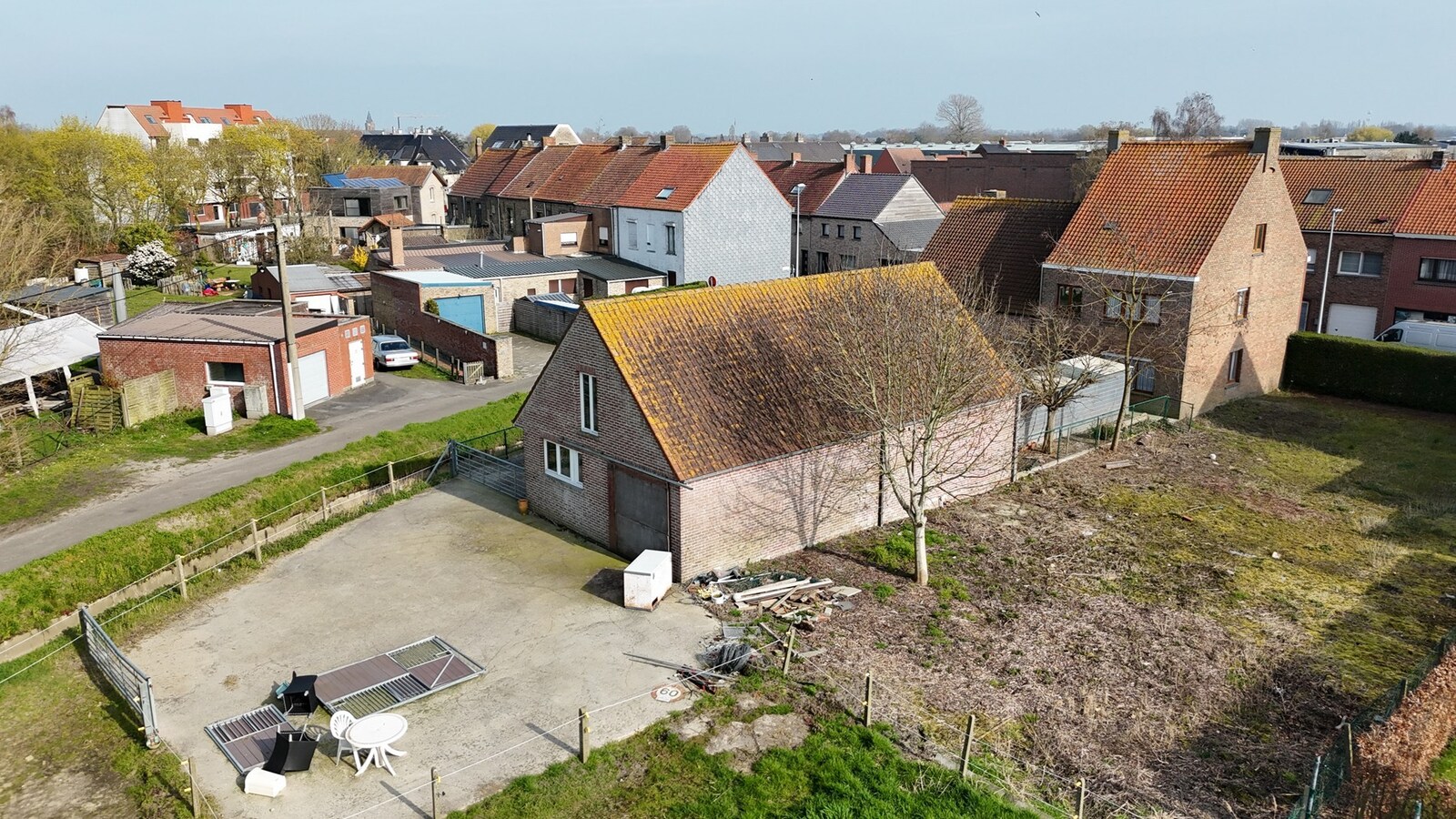 Alleenstaande woning met naastliggend stuk bouwgrond en weide te Eernegem 