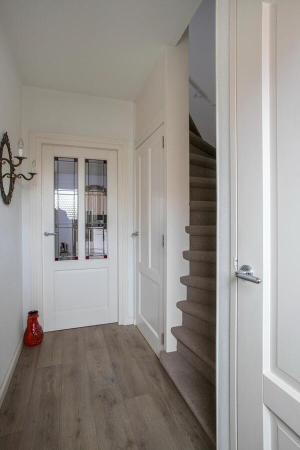 Nette 2-kapper met 4 slaapkamers en privacy biedende tuin gelegen op 346 m² ondergrond. 