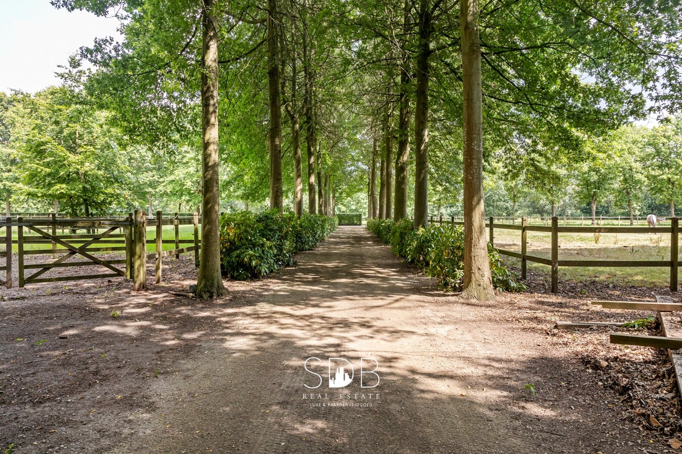 Prachtige landelijke villa met gezinstuin en graslanden op 32.558m² 