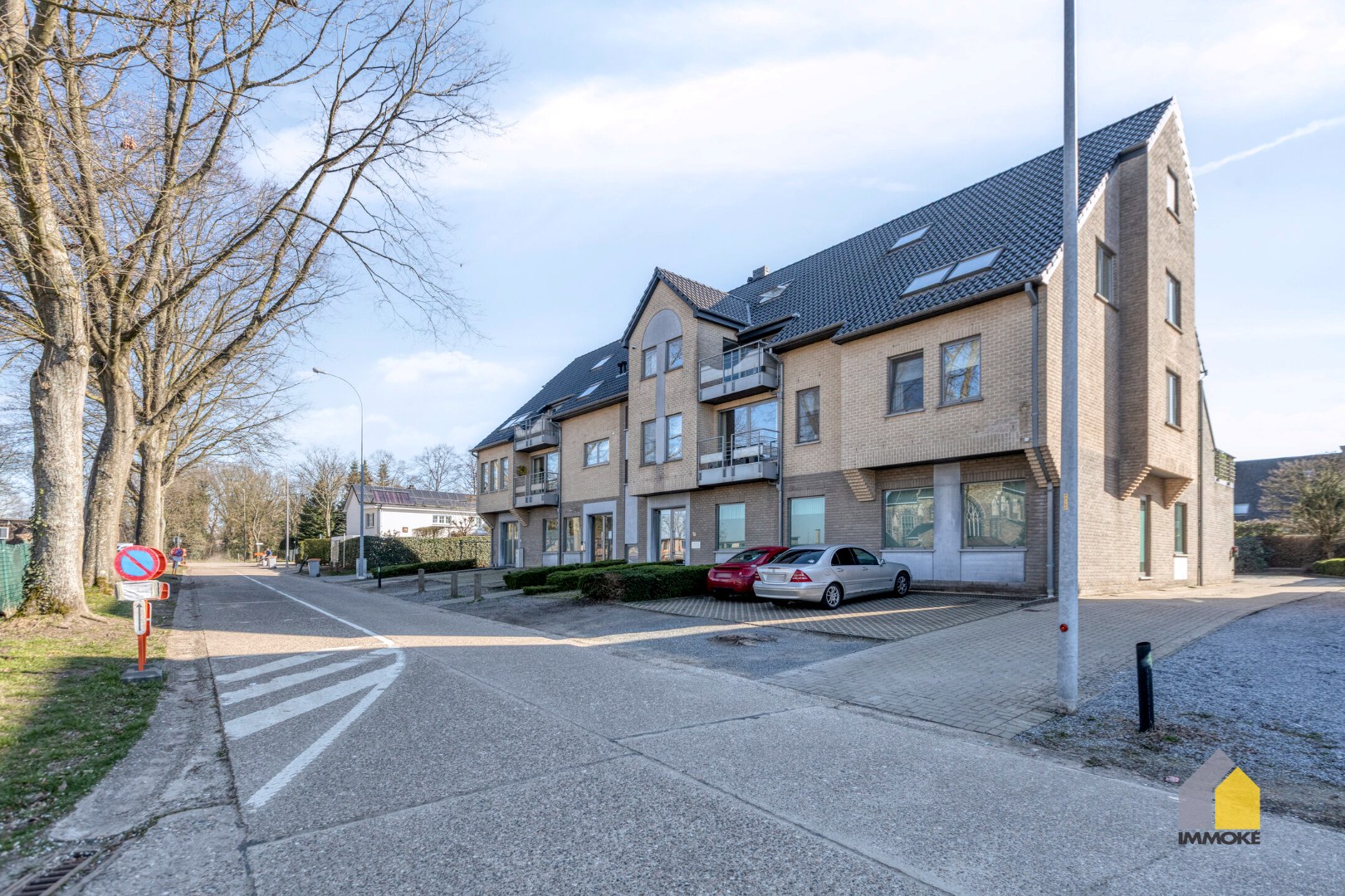 Gelijkvloers appartement (91 m²) in centrum met 1 slpk en parking. 