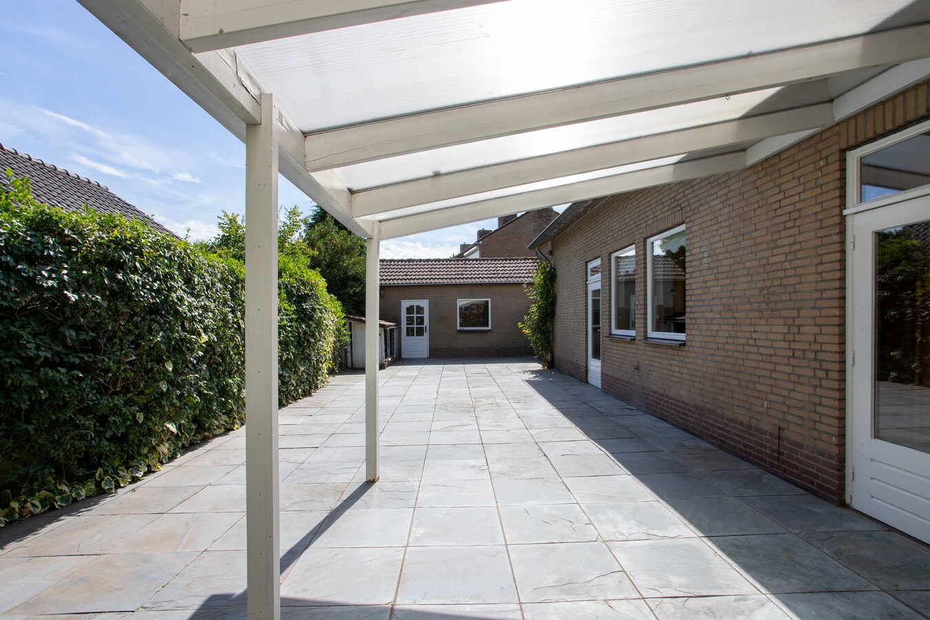 Vrijstaande levensloopbestendige semibungalow met schitterend uitzicht en royale tuin in Hoogeloon. 