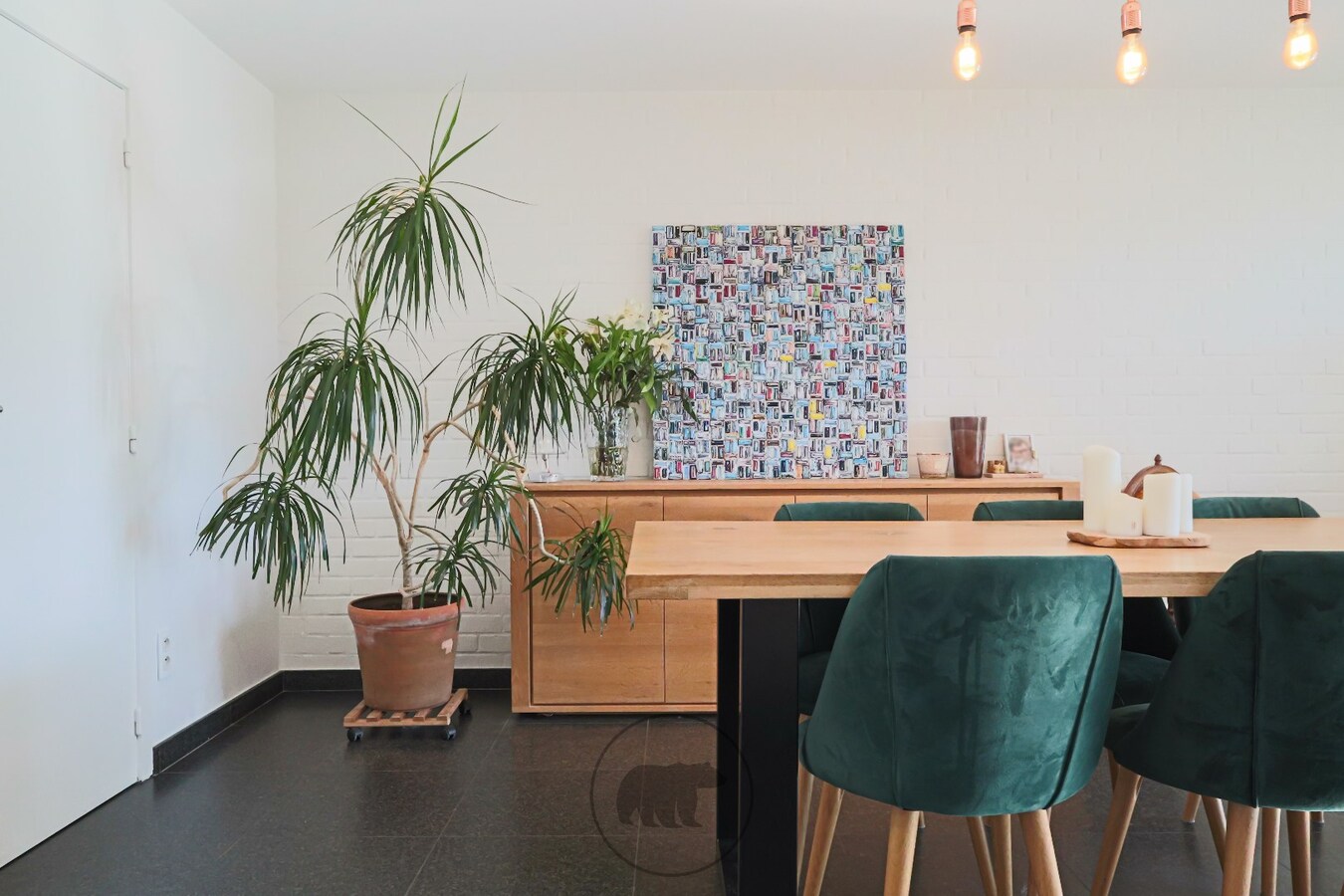 Instapklare en voortreffelijke gezinswoning, zuidgerichte tuin en 4 garageboxen 