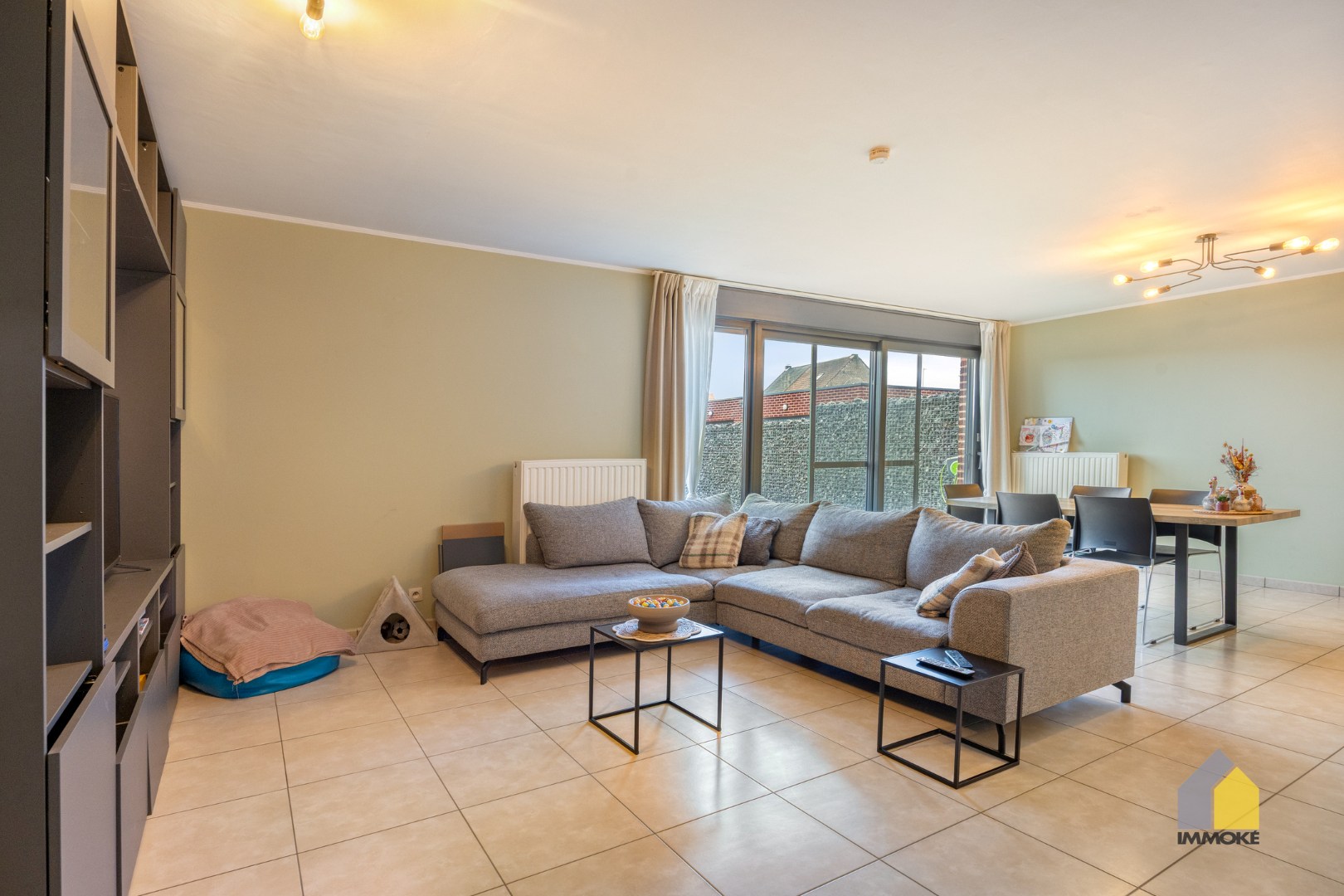 Gelijkvloers appartement (120 m²) met ruime woonkamer, 2 slpks. en terras. 