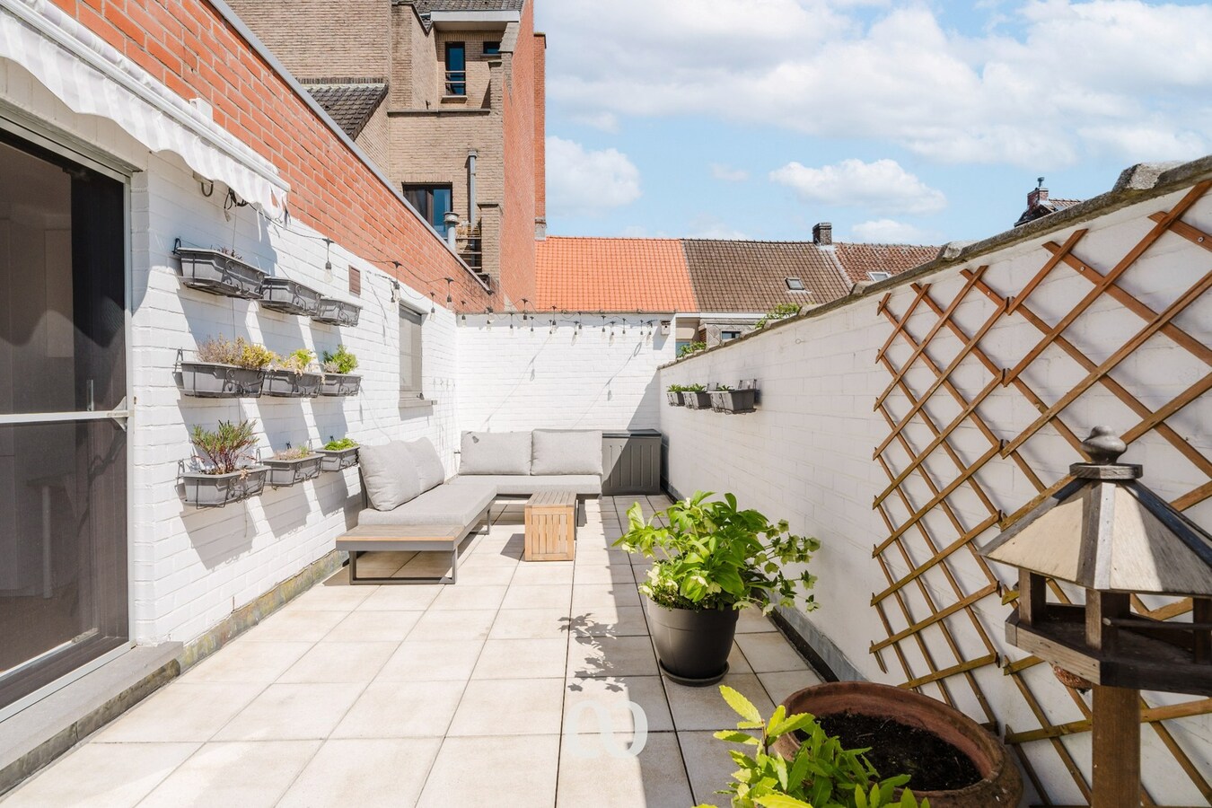 Instapklaar appartement met groot terras 