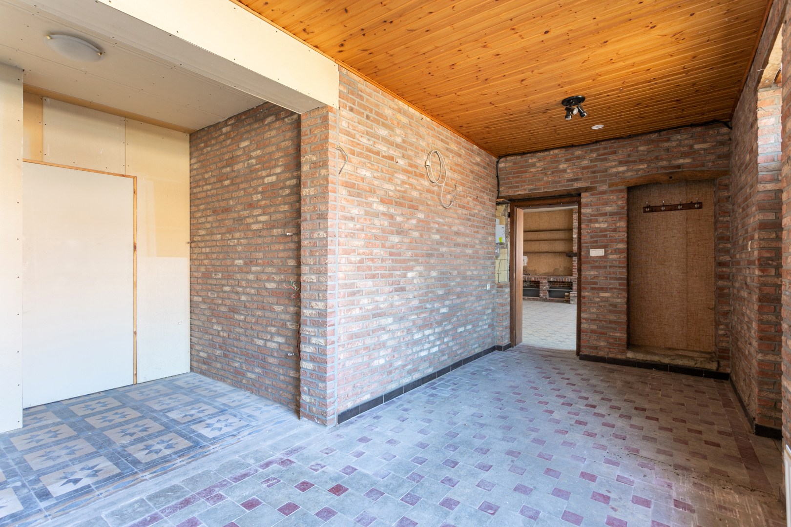 Te renoveren eigendom (317 m²) met veel potentieel, ruime tuin (6a 42ca) en dubbele achterliggende carport met toegang tot de achterliggende straat in Kester 