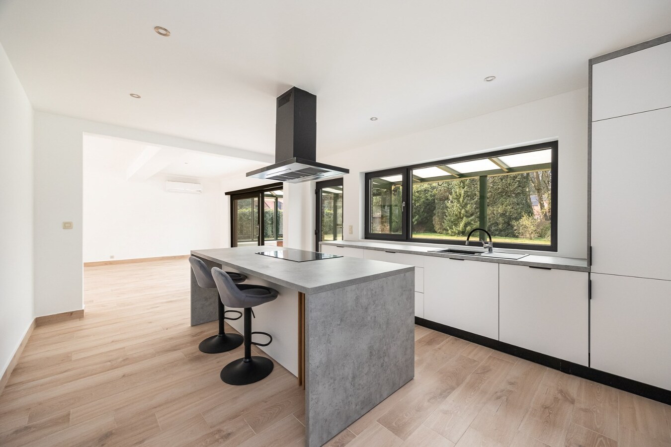 Landelijke, gerenoveerde woning met 4 slaapkamers op perceel van 2.322 m² 