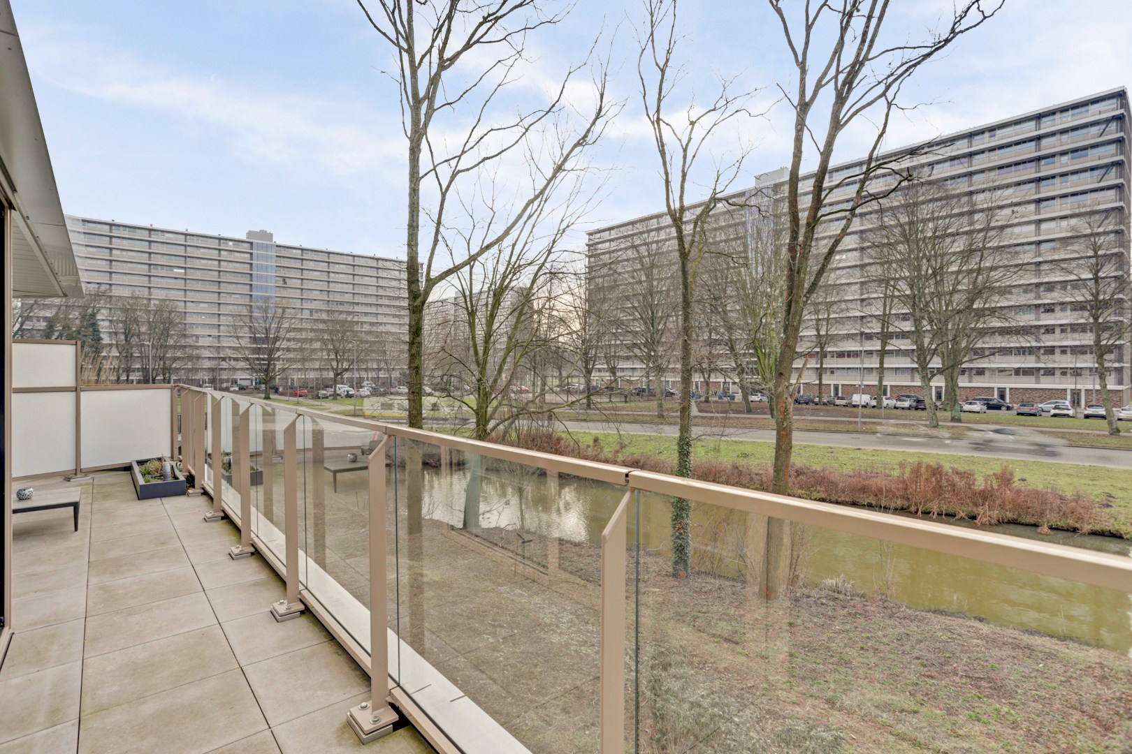 Modern en energiezuinig appartement (A++) met ruim terras op het westen, eigen parkeerplaats, fraaie keuken, badkamer en gelegen op eigen grond. 