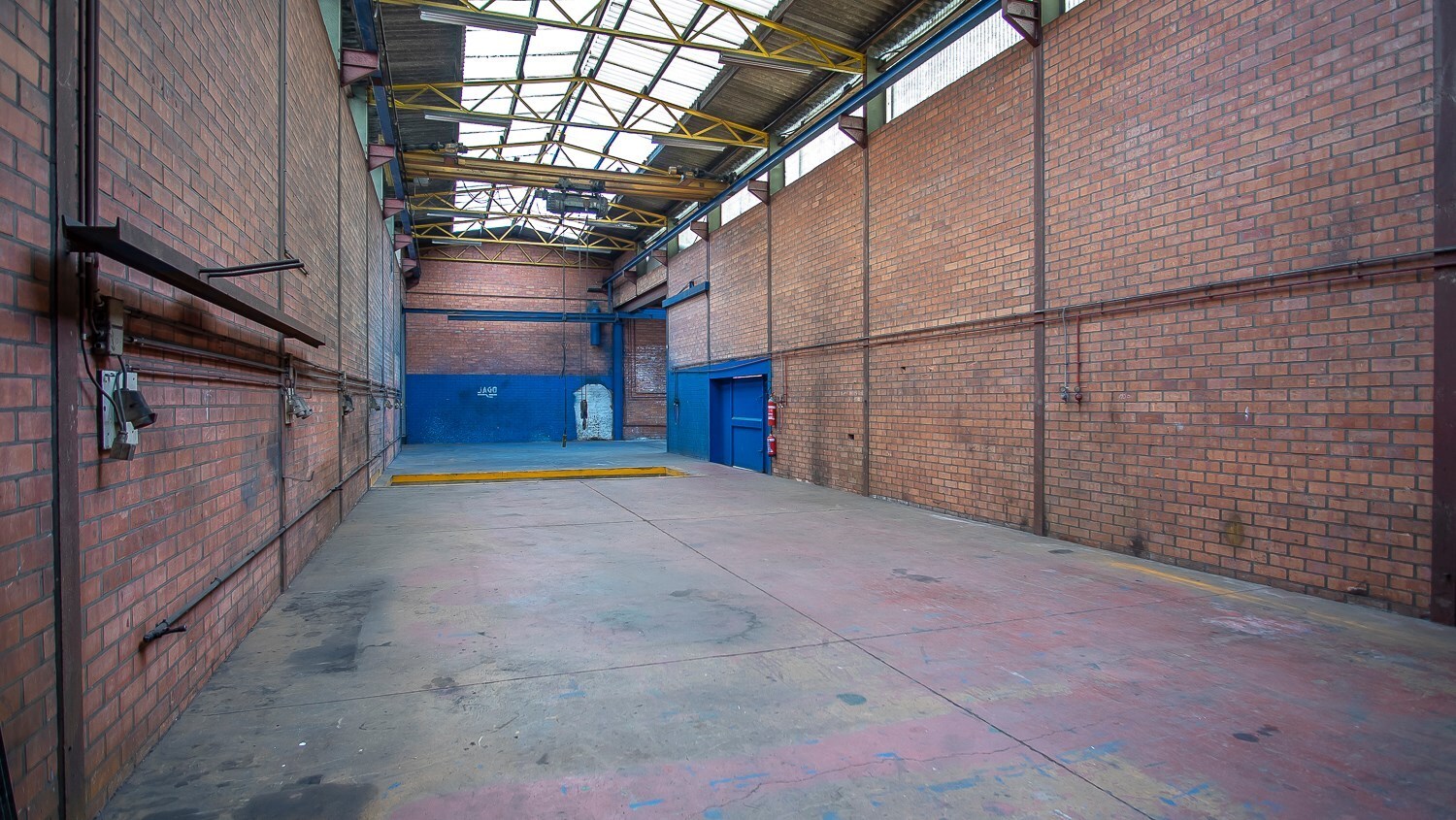Zeer vlot bereikbaar industriegebouw 300 m² + burelen 